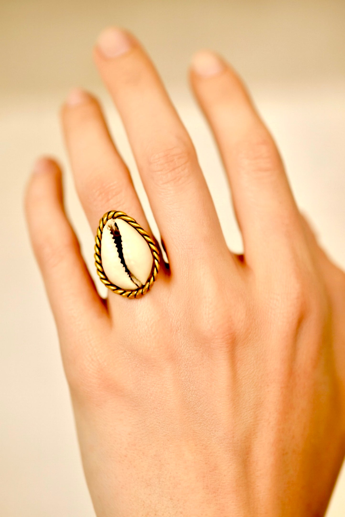 Bague NAÏMA – Coquillage naturel serti d’une tresse en laiton doré | Bijou artisanal REMBO by Aria