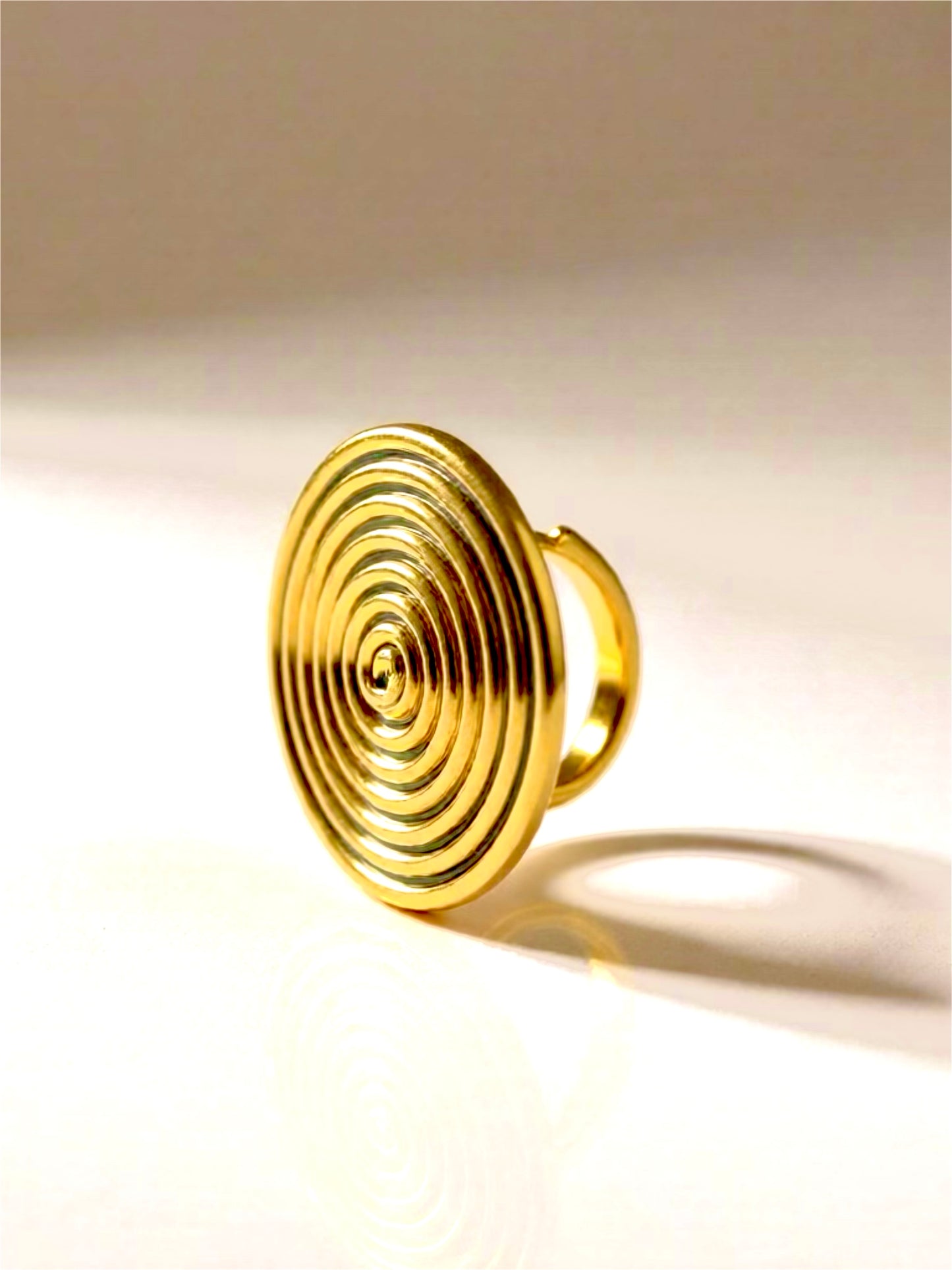 Bague SPIRAL – Sculpture artisanale en laiton doré | REMBO by Aria