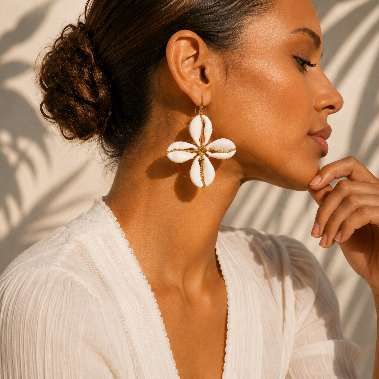 Boucles d'oreilles "Bahari" — Fleur de cauris naturels et laiton doré | Bijou africain artisanal