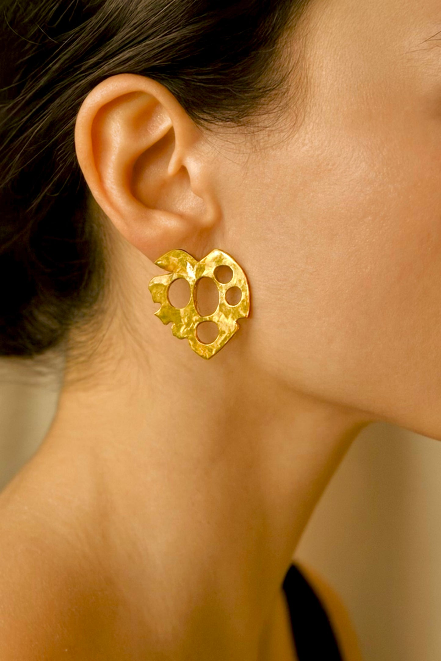 Boucles d’oreilles KORA – Feuille sculptée en laiton doré | REMBO by Aria