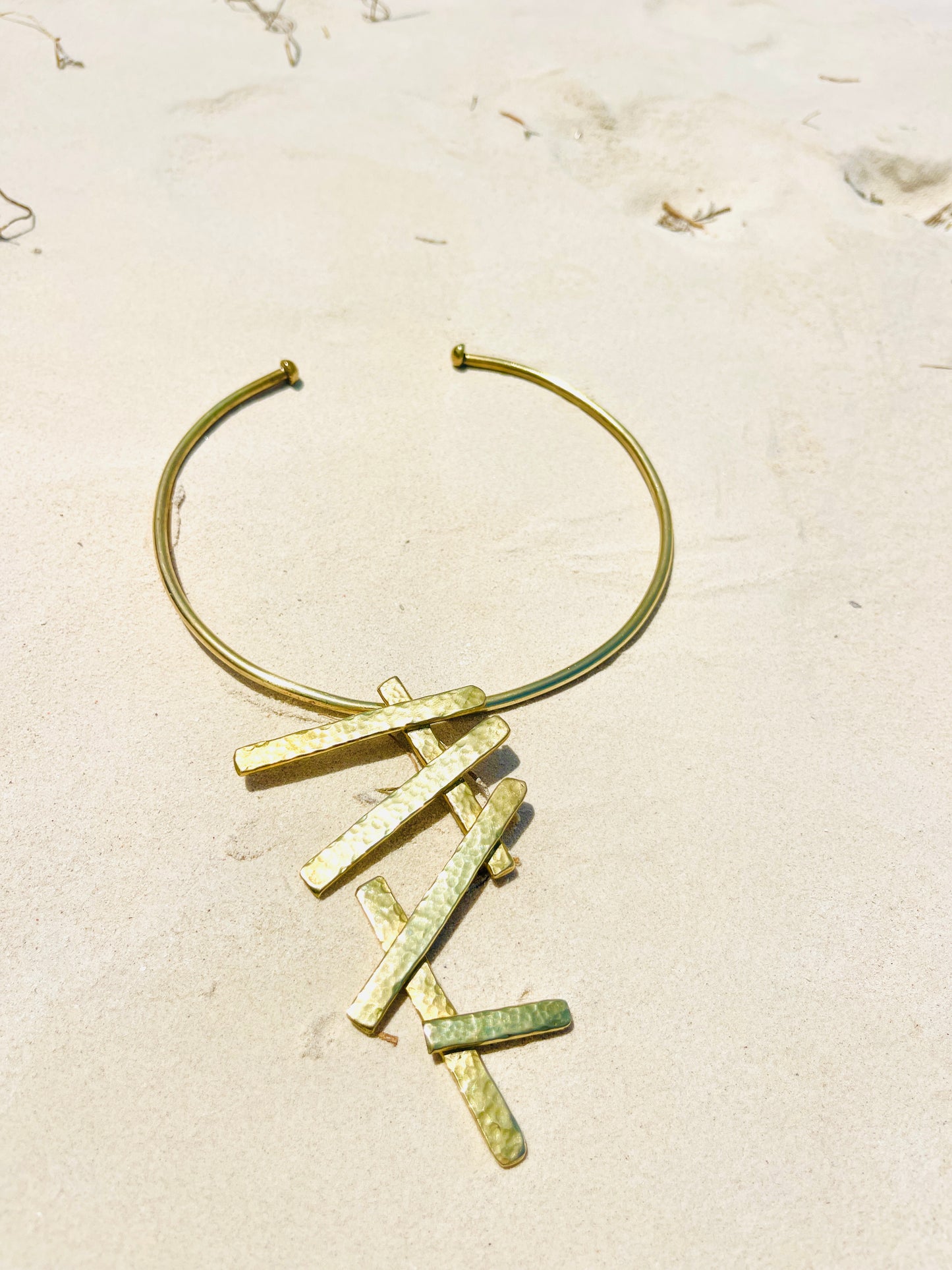 GOLDEN CASCADE – Collier sculptural en laiton doré texturé | REMBO by ARIA