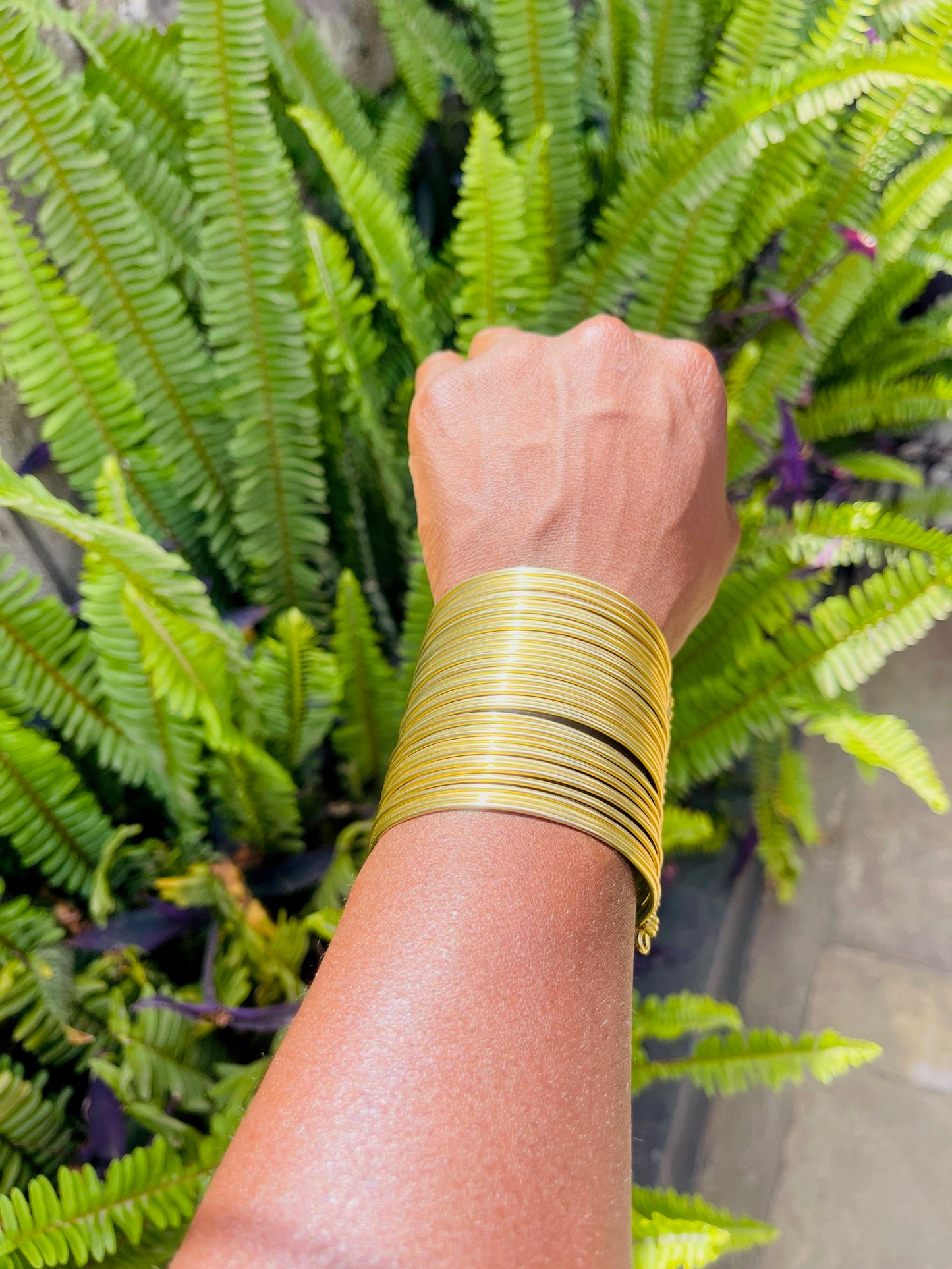 Manchette Nairobi – Bracelet large en laiton doré artisanal REMBO