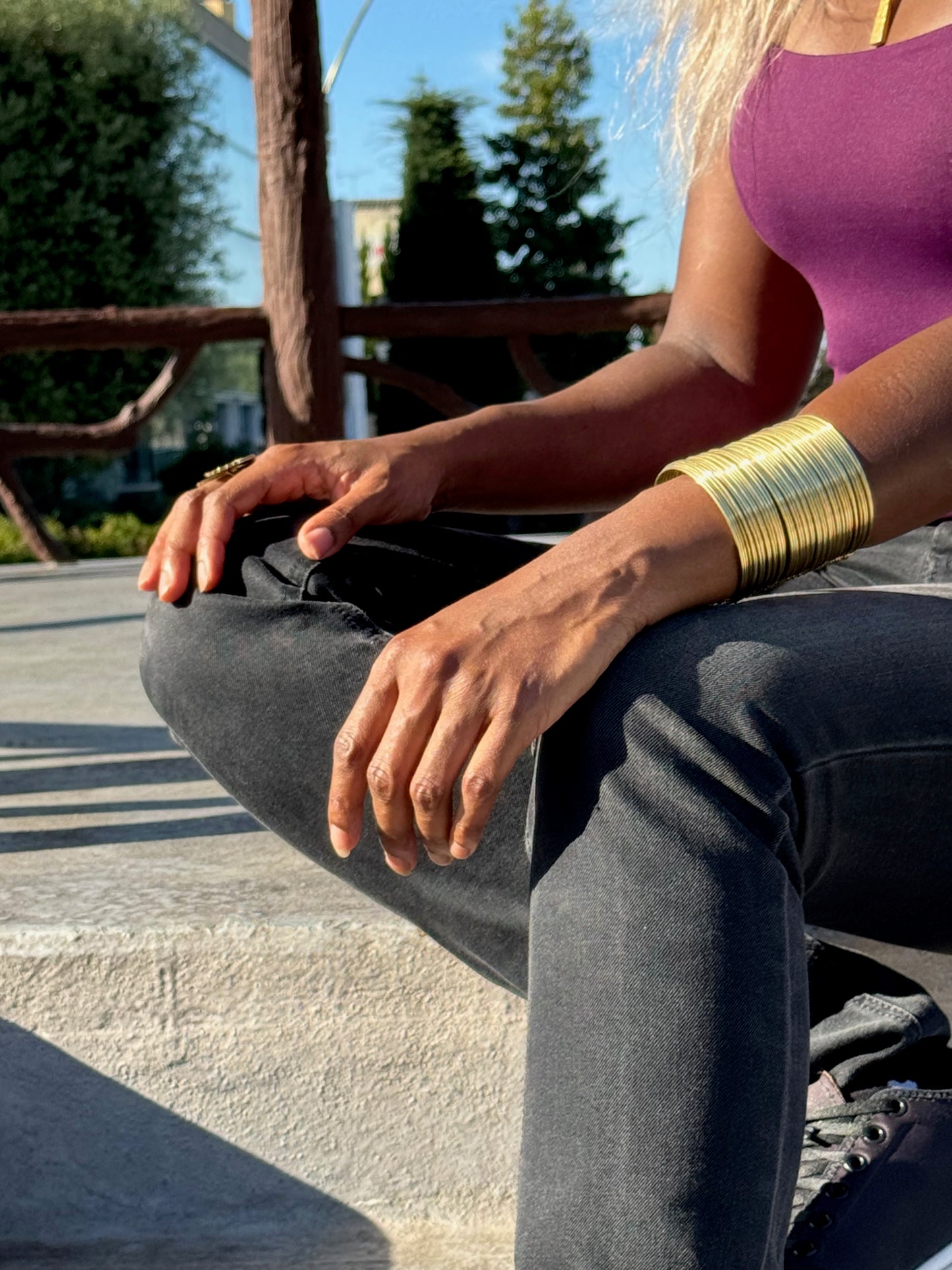 Manchette Nairobi – Bracelet large en laiton doré artisanal REMBO