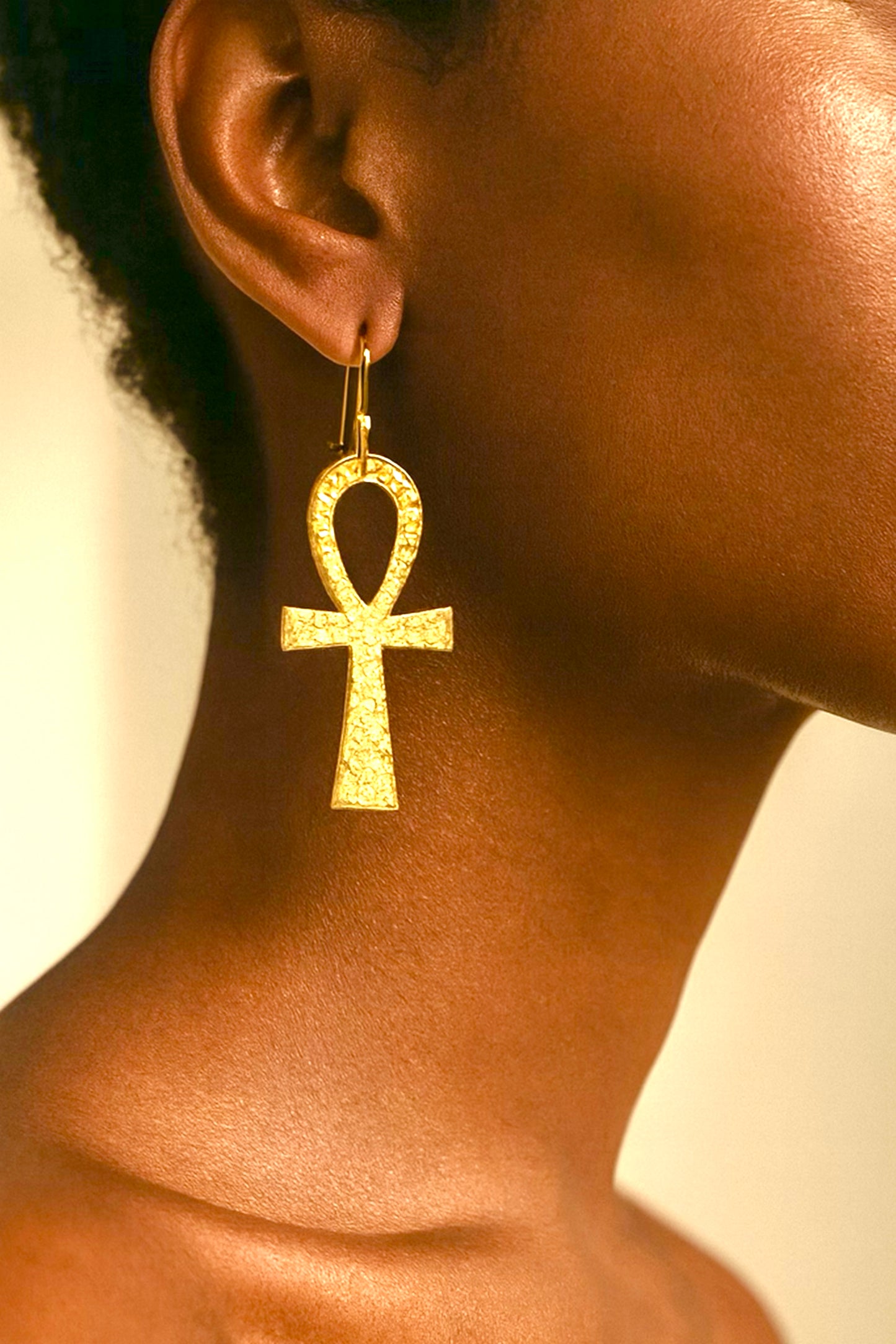 Boucles d’oreilles “Clé de Vie” — Croix Ankh en laiton doré martelé