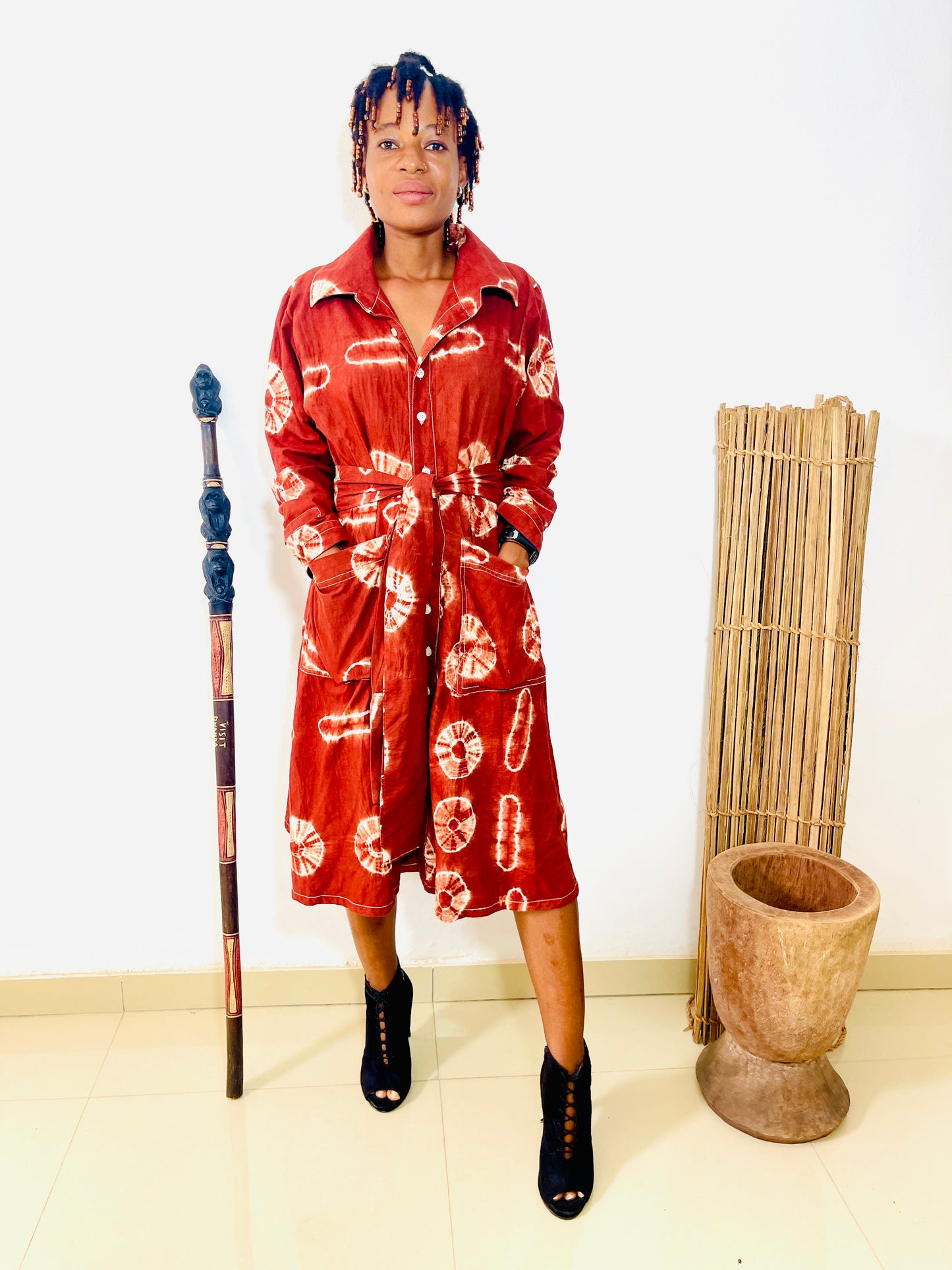 Robe rouge aux motifs ethniques en teinture artisanale fait main