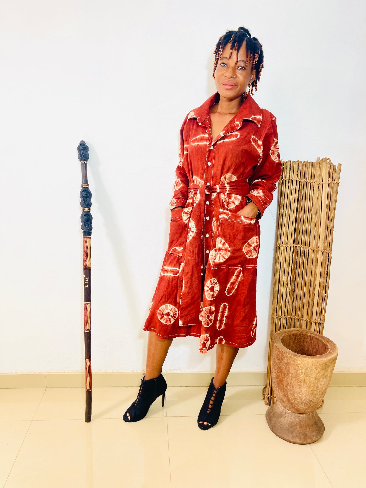 Robe rouge aux motifs ethniques en teinture artisanale fait main