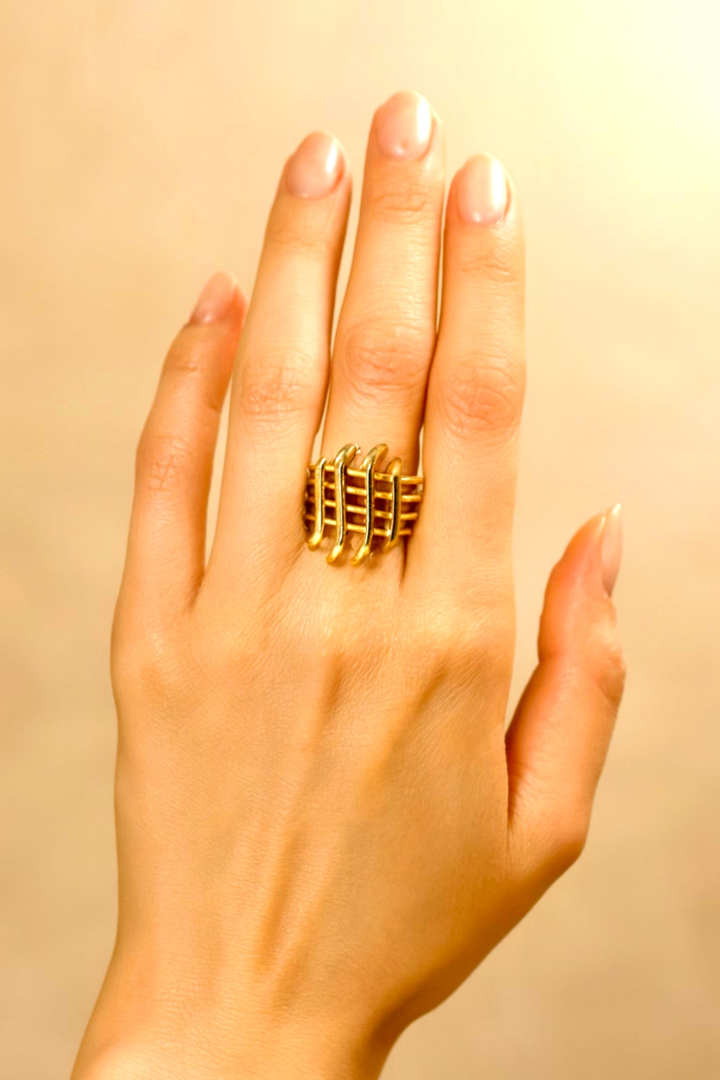 Bague SABA – Sculpture en bronze doré à la feuille d’or | REMBO by Aria