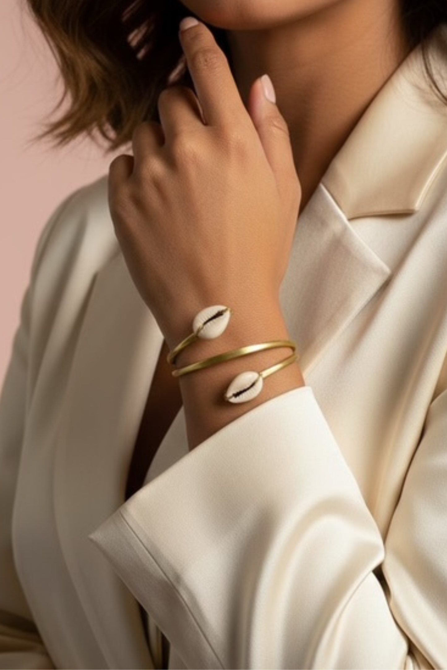 Manéa – Bracelet doré artisanal en laiton et cauris | REMBO by Aria