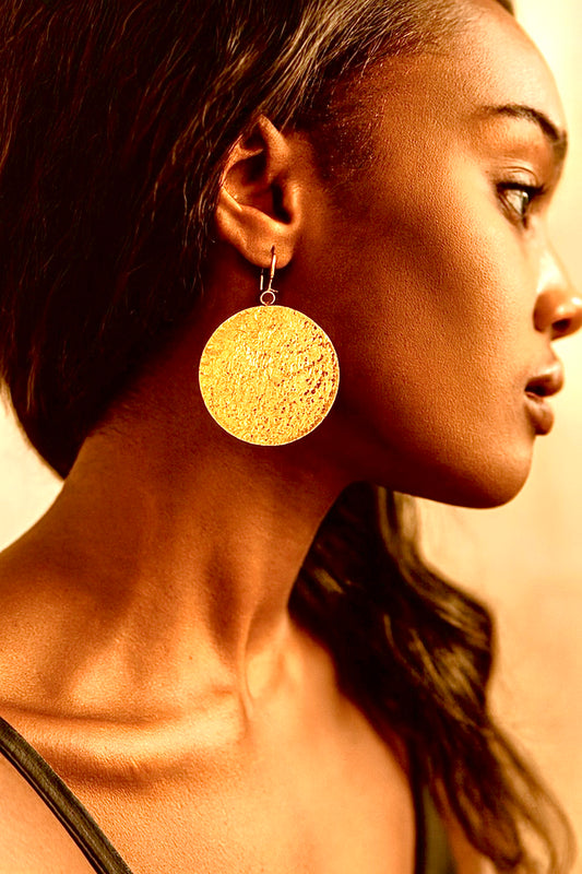 Boucles d’oreilles LUMA – Disques martelés en laiton doré | REMBO by Aria