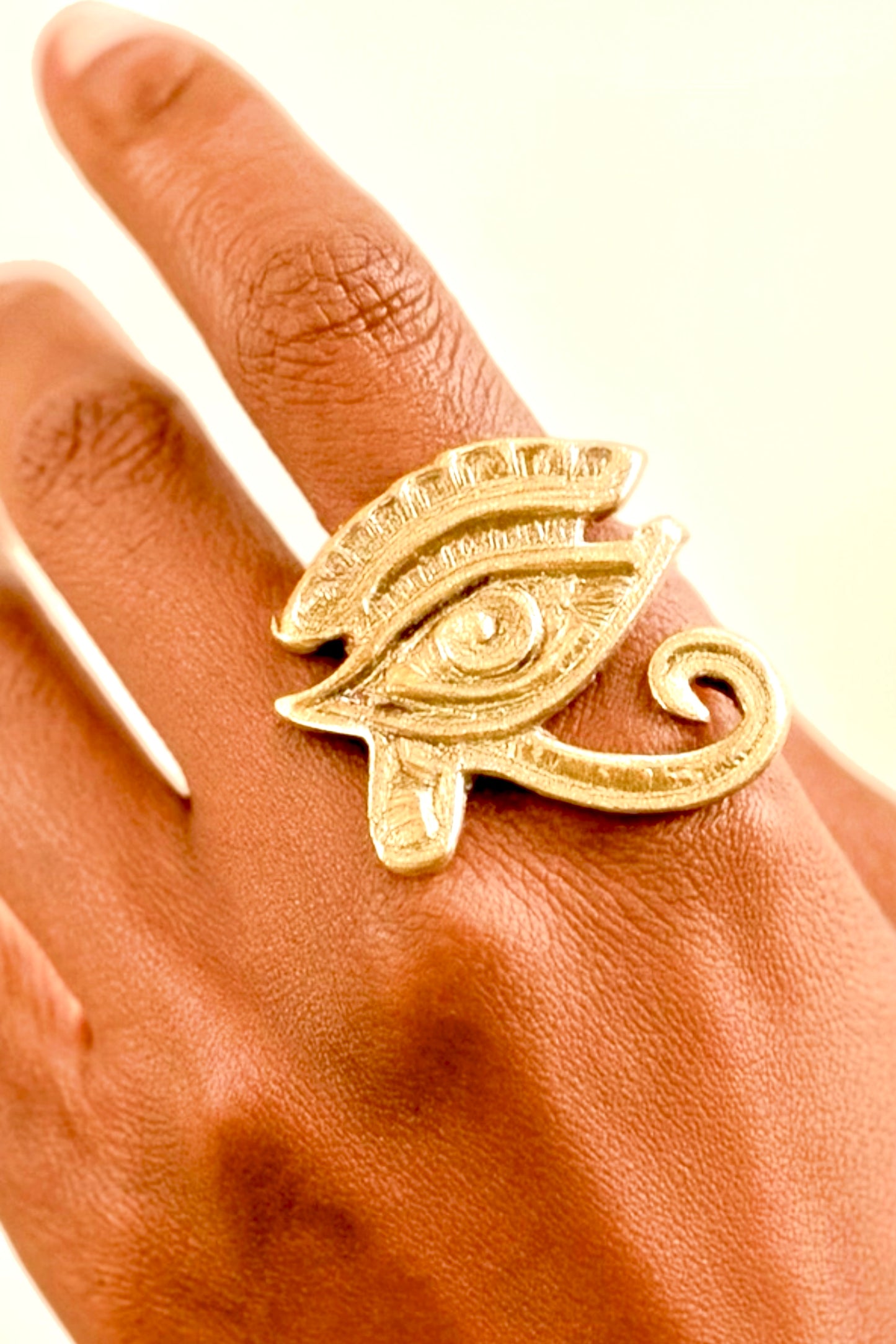 Bague ANKHARA – Œil d’Horus sculpté en laiton doré | Bijou artisanal REMBO by Aria