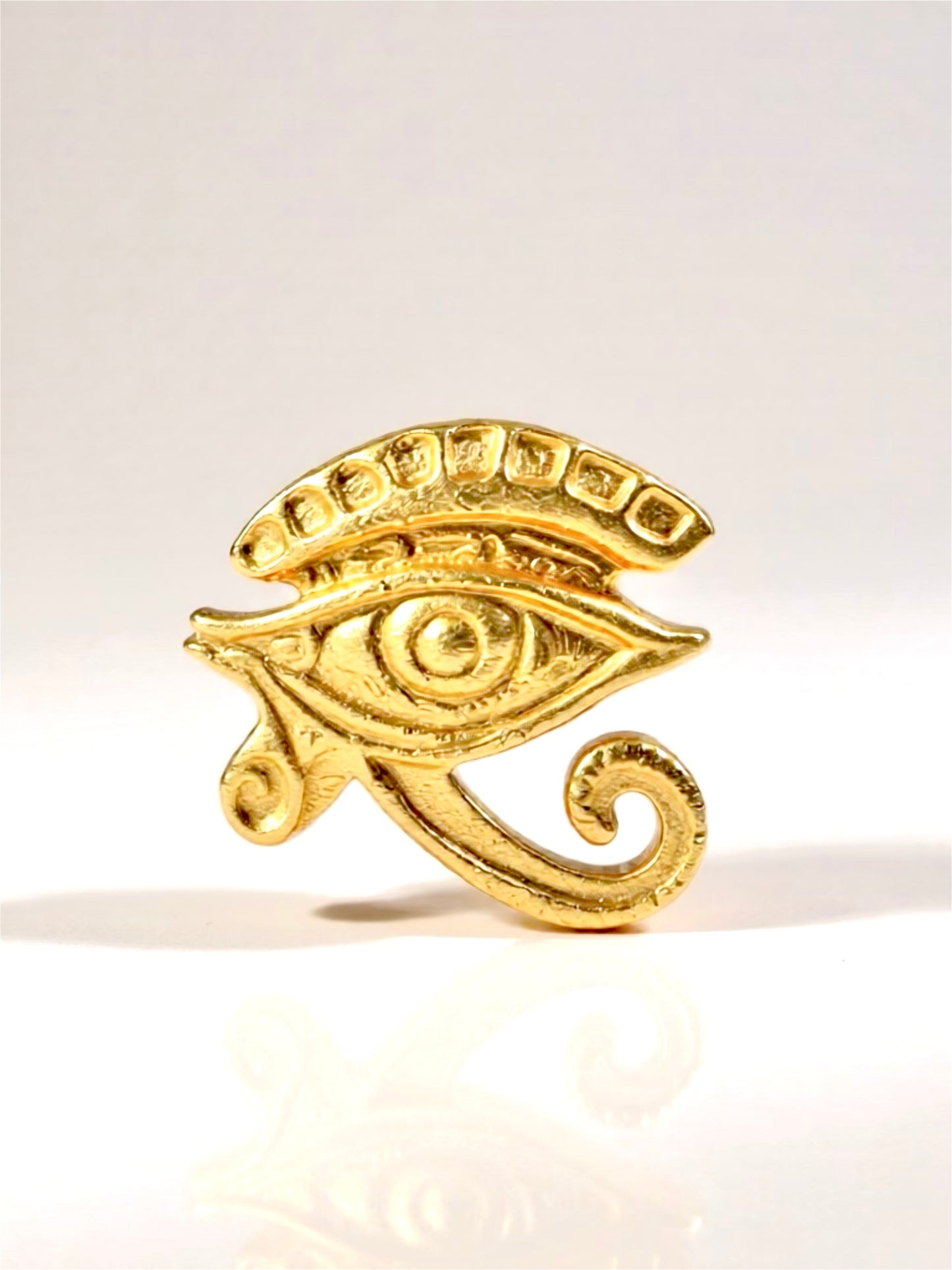Bague ANKHARA – Œil d’Horus sculpté en laiton doré | Bijou artisanal REMBO by Aria