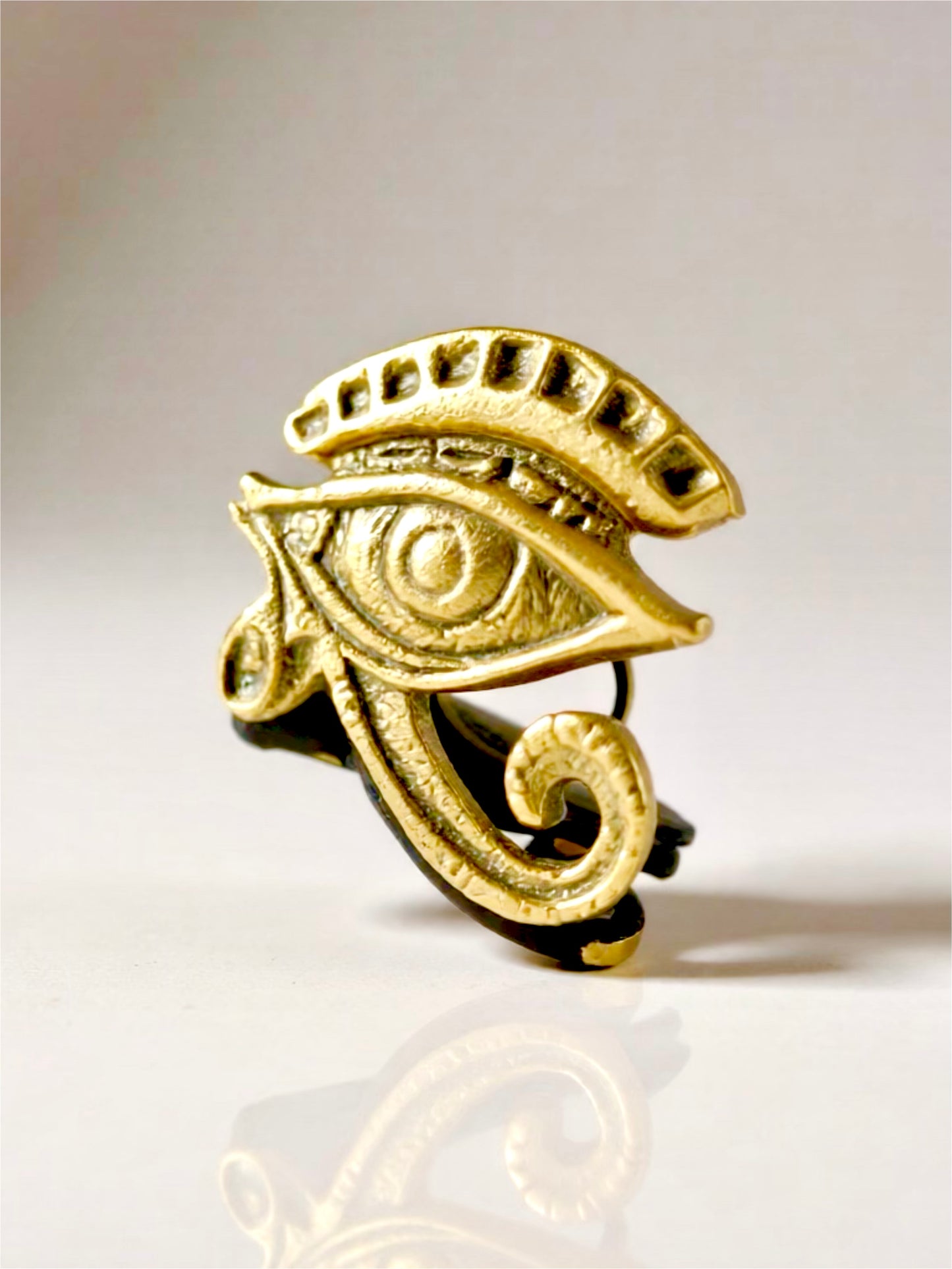 Bague ANKHARA – Œil d’Horus sculpté en laiton doré | Bijou artisanal REMBO by Aria