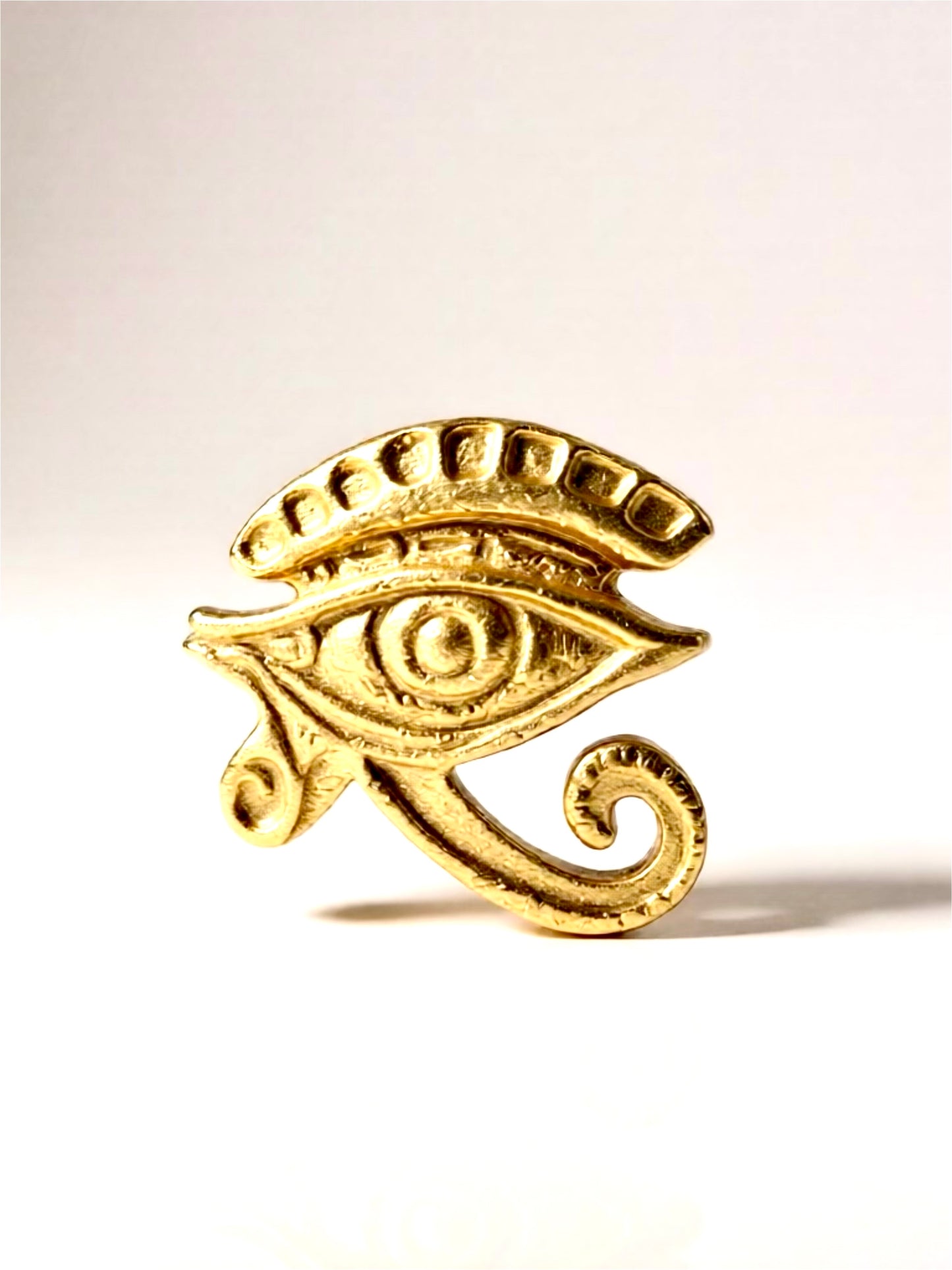 Bague ANKHARA – Œil d’Horus sculpté en laiton doré | Bijou artisanal REMBO by Aria