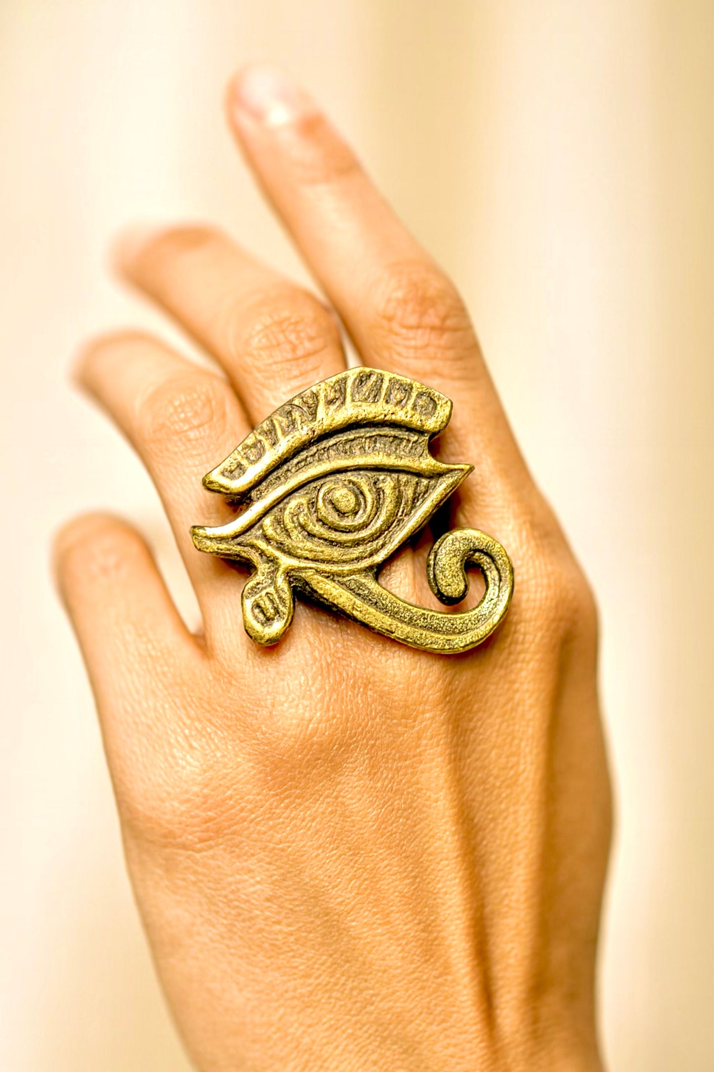 Bague ANKHARA – Œil d’Horus sculpté en laiton doré | Bijou artisanal REMBO by Aria