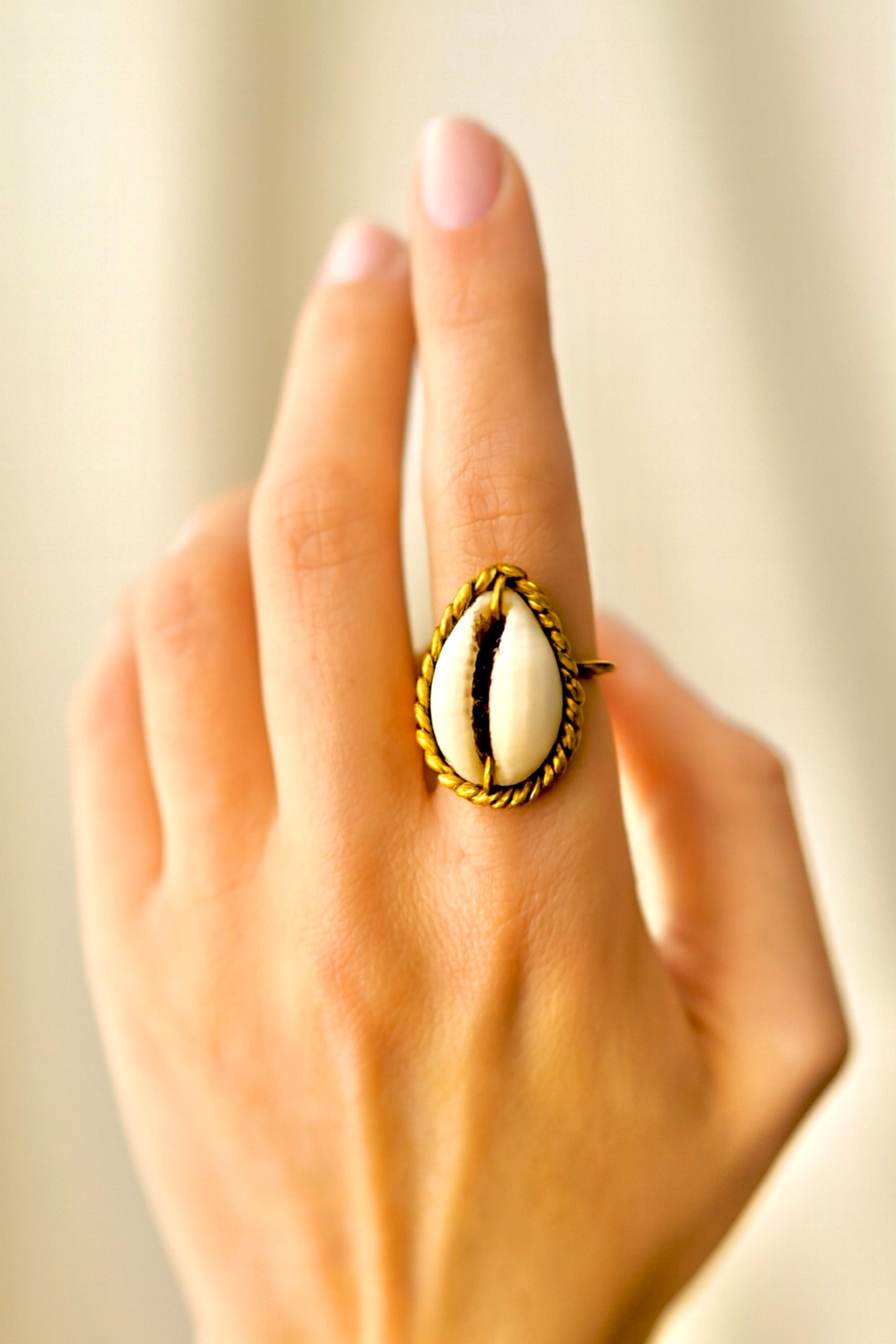 Bague NAÏMA – Coquillage naturel serti d’une tresse en laiton doré | Bijou artisanal REMBO by Aria