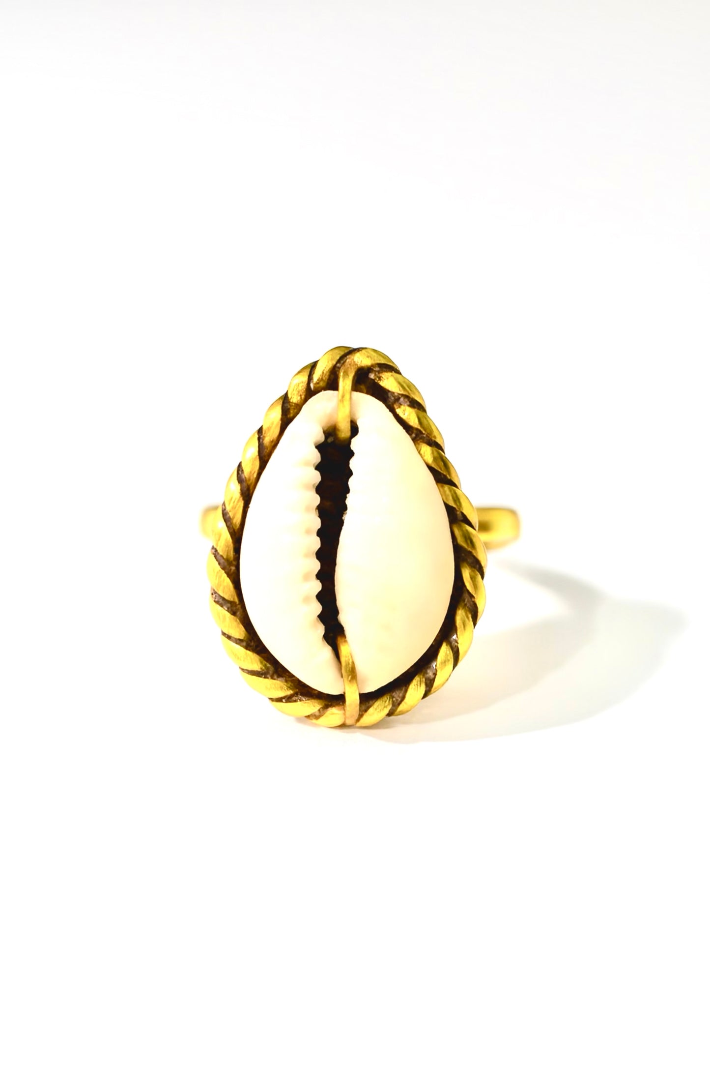 Bague NAÏMA – Coquillage naturel serti d’une tresse en laiton doré | Bijou artisanal REMBO by Aria