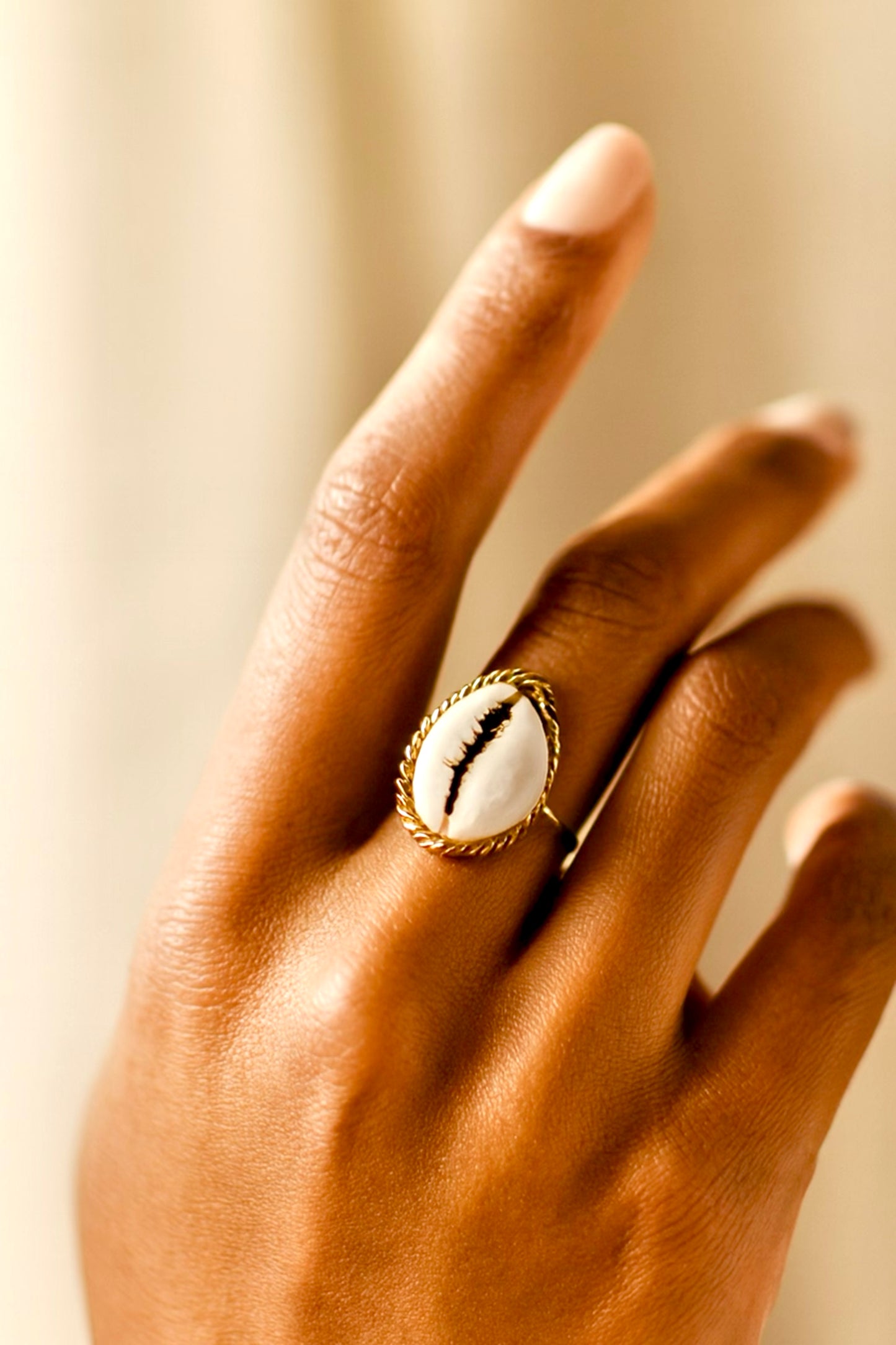 Bague NAÏMA – Coquillage naturel serti d’une tresse en laiton doré | Bijou artisanal REMBO by Aria