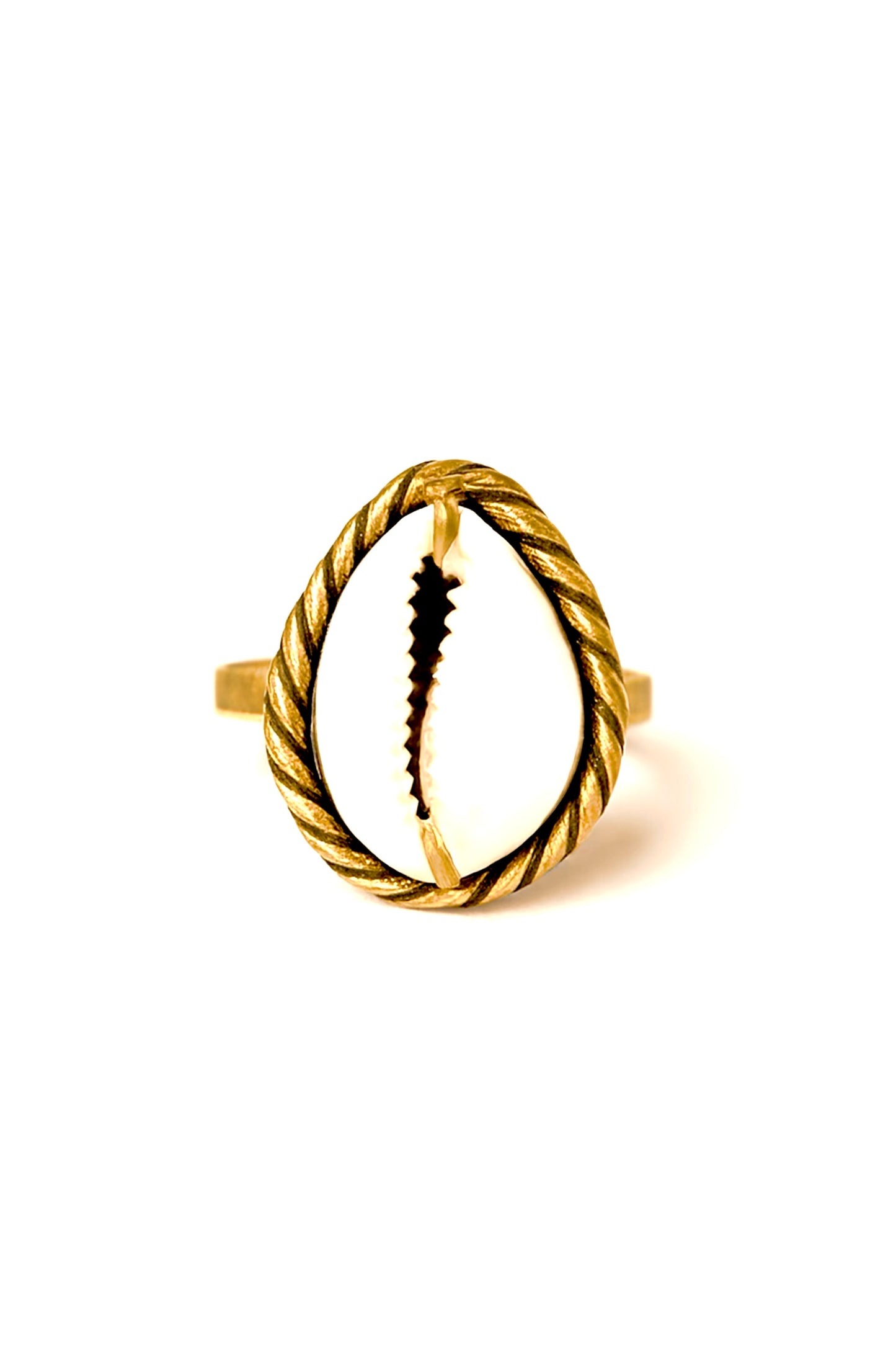 Bague NAÏMA – Coquillage naturel serti d’une tresse en laiton doré | Bijou artisanal REMBO by Aria