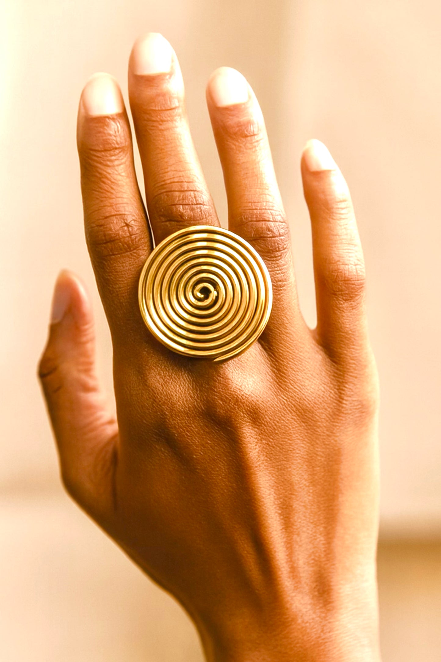 Bague SPIRAL – Sculpture artisanale en laiton doré | REMBO by Aria
