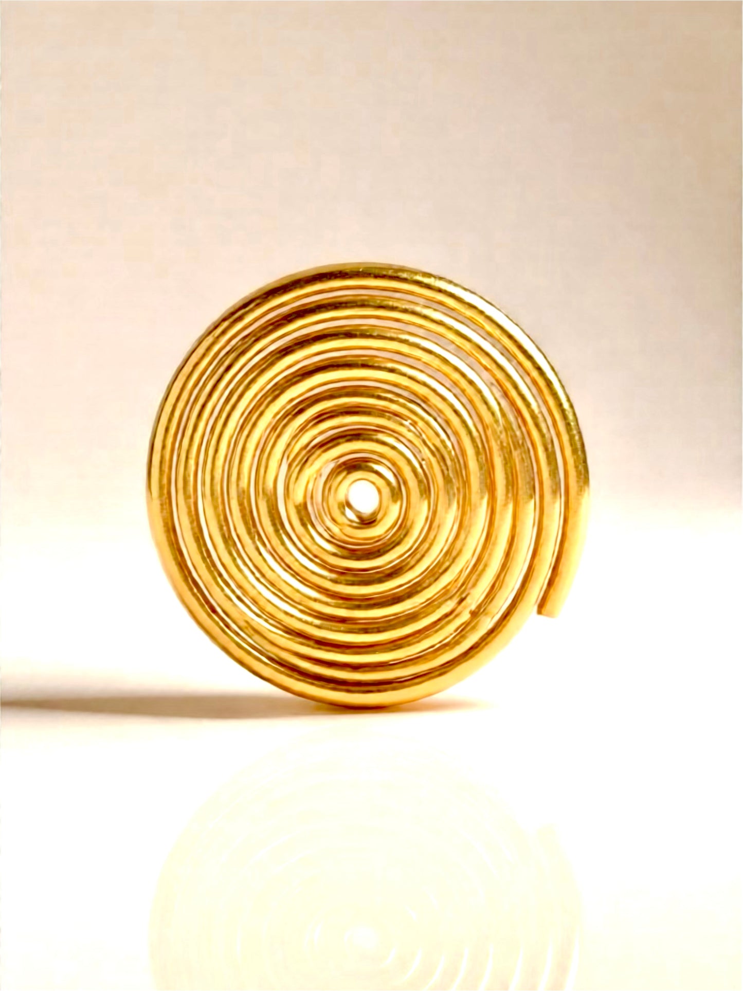 Bague SPIRAL – Sculpture artisanale en laiton doré | REMBO by Aria