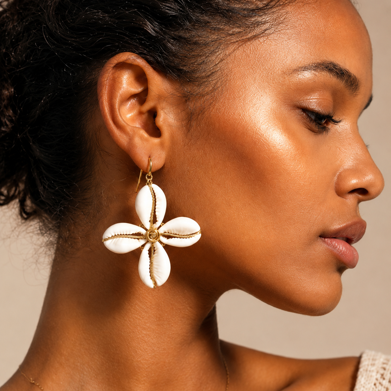 Boucles d'oreilles "Bahari" — Fleur de cauris naturels et laiton doré | Bijou africain artisanal