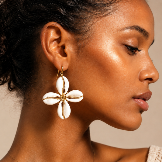 Boucles d'oreilles "Bahari" — Fleur de cauris naturels et laiton doré | Bijou africain artisanal