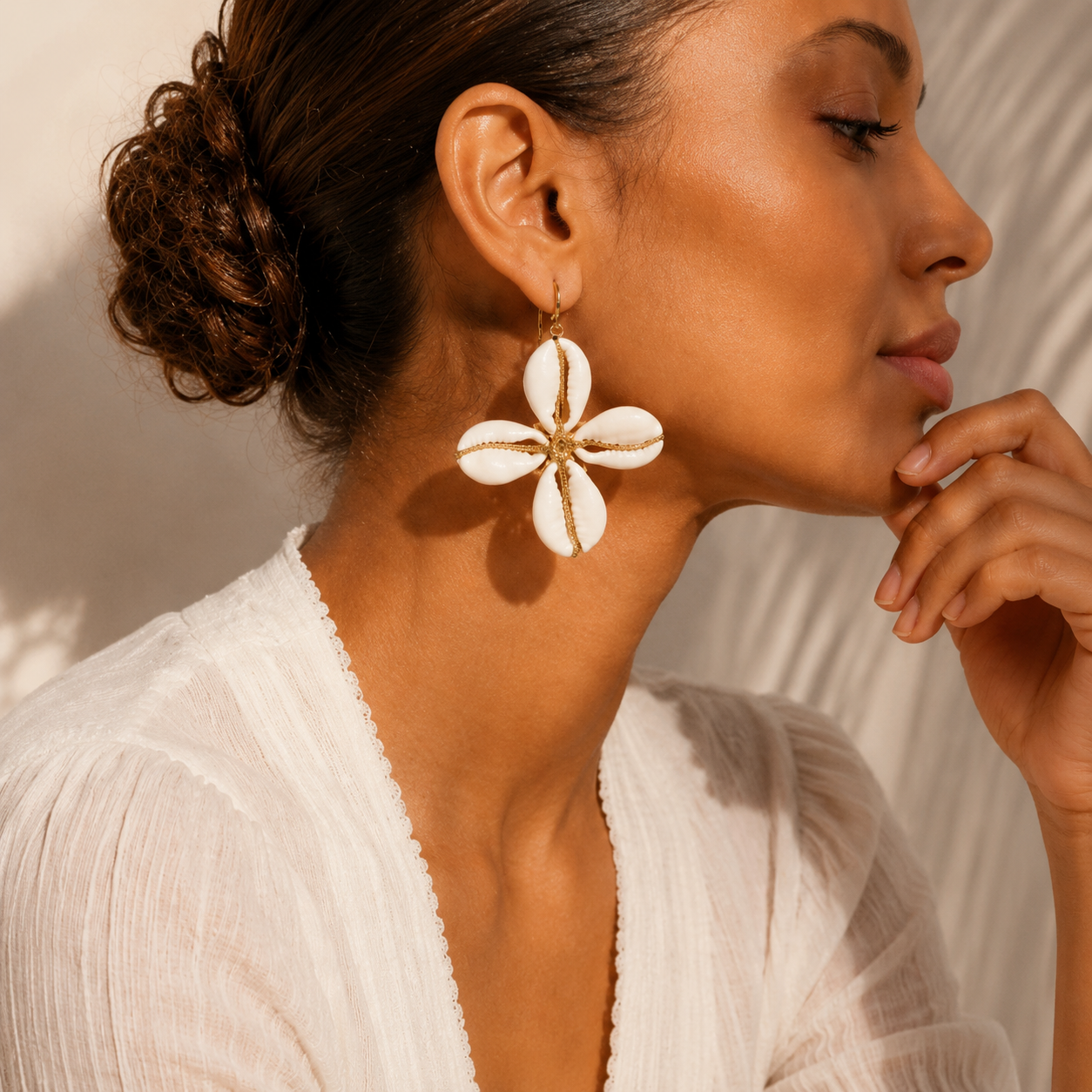 Boucles d'oreilles "Bahari" — Fleur de cauris naturels et laiton doré | Bijou africain artisanal