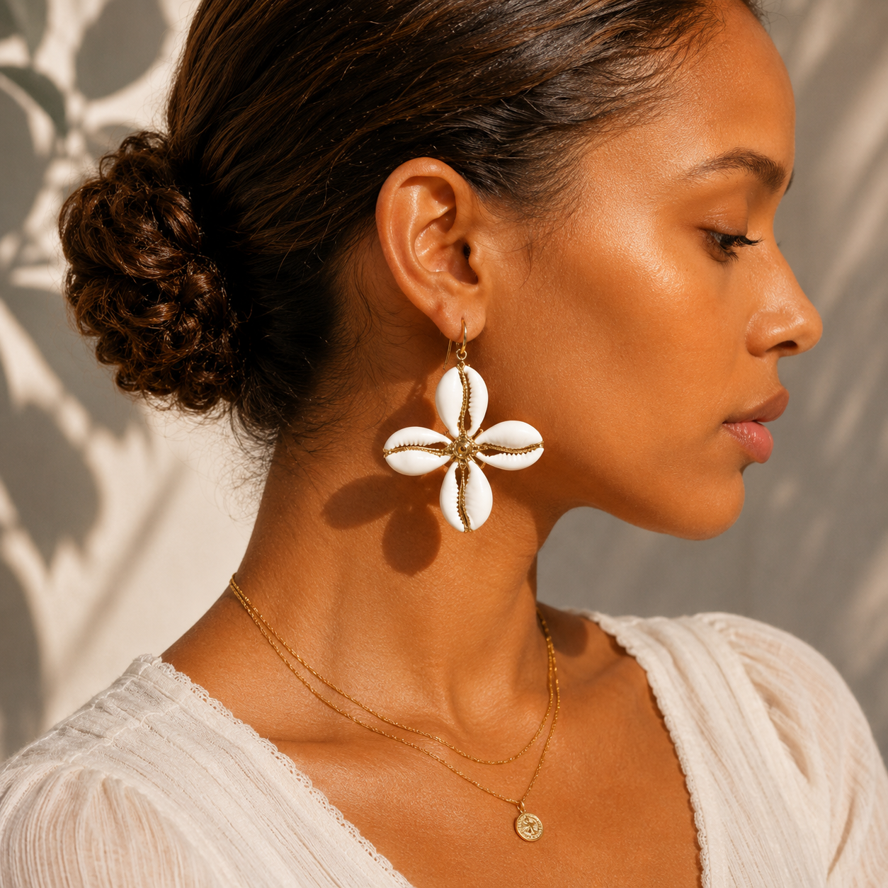 Boucles d'oreilles "Bahari" — Fleur de cauris naturels et laiton doré | Bijou africain artisanal