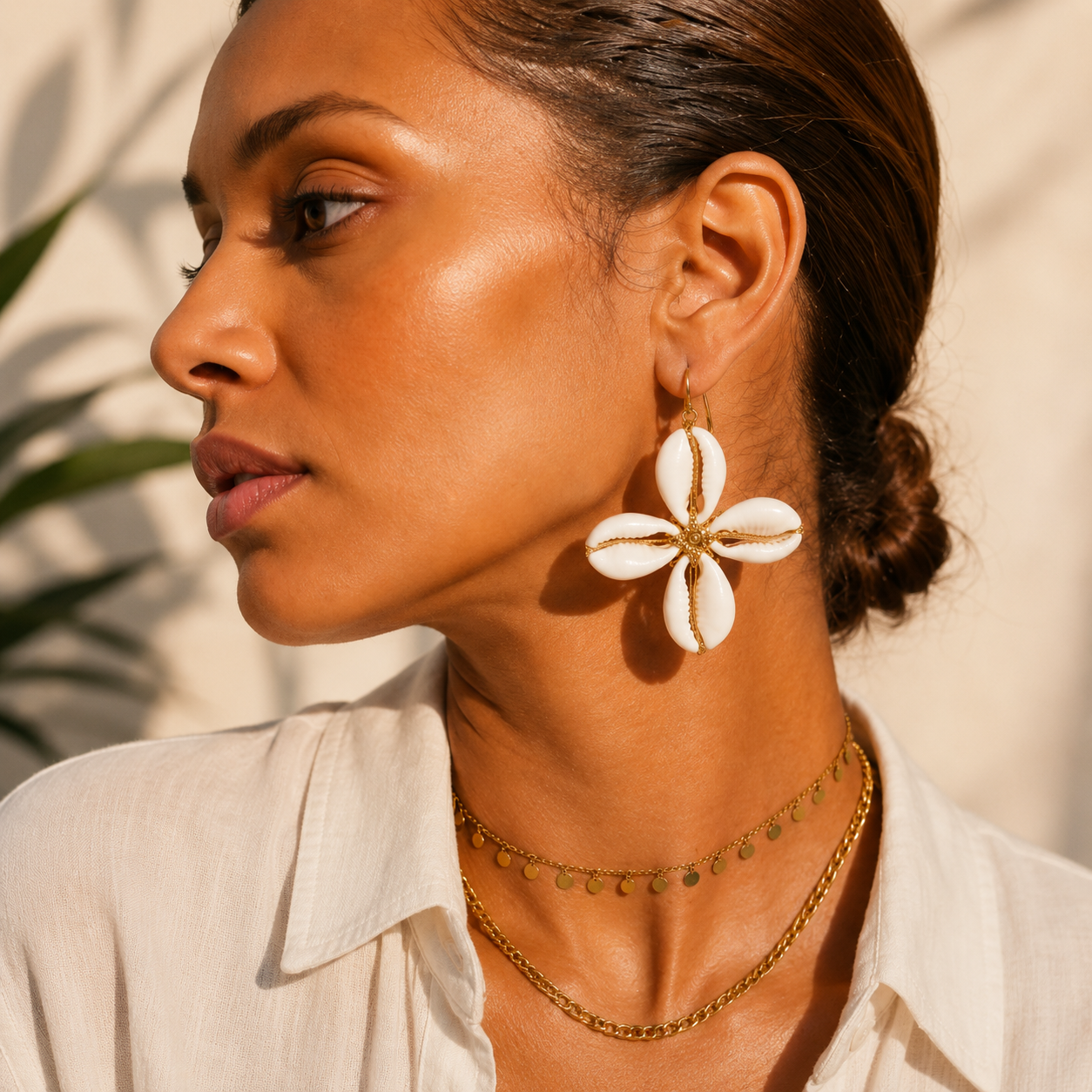 Boucles d'oreilles "Bahari" — Fleur de cauris naturels et laiton doré | Bijou africain artisanal