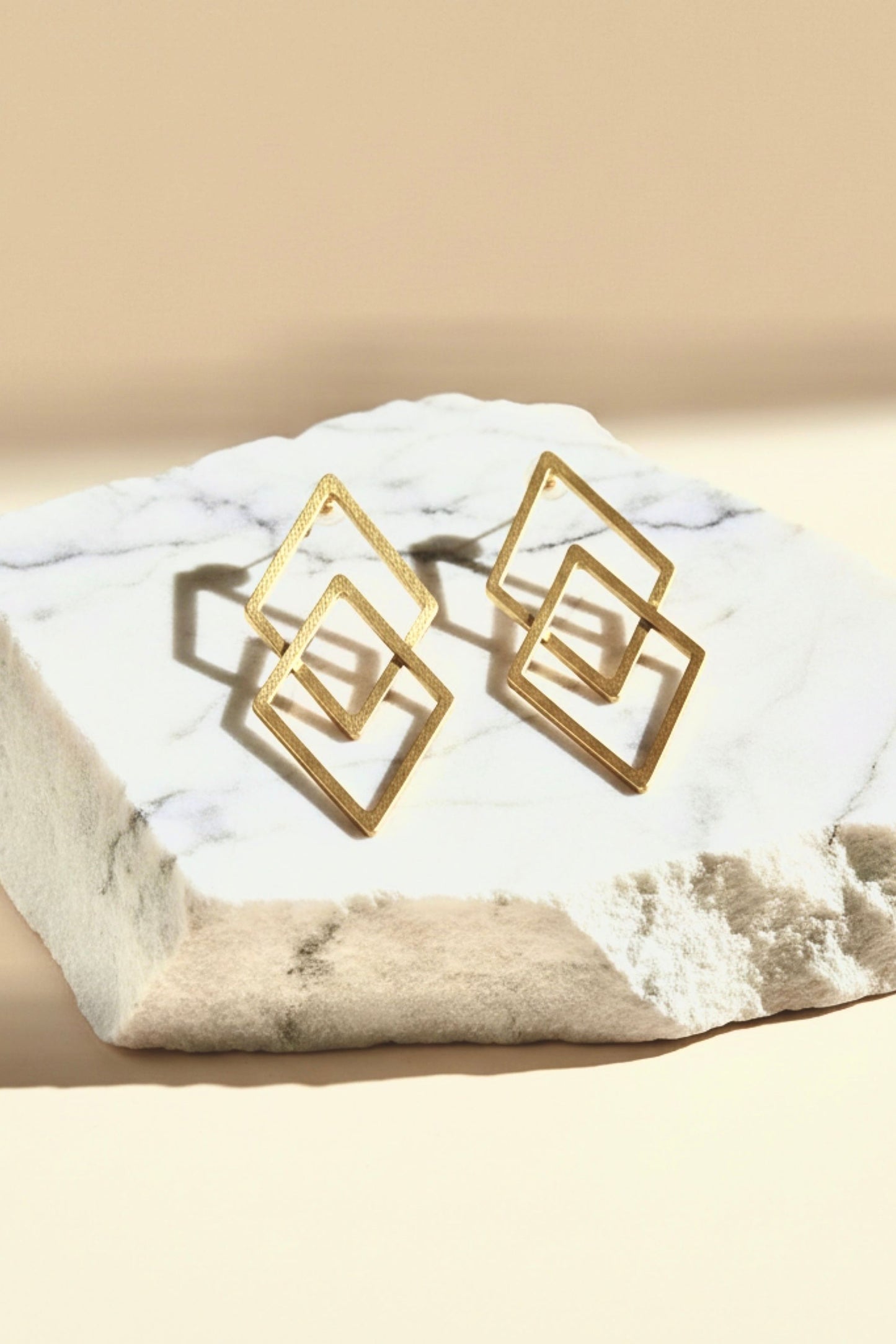 Boucles d’oreilles KONA –  Bijoux artisanaux femme en laiton doré faits main – REMBO by ARIA