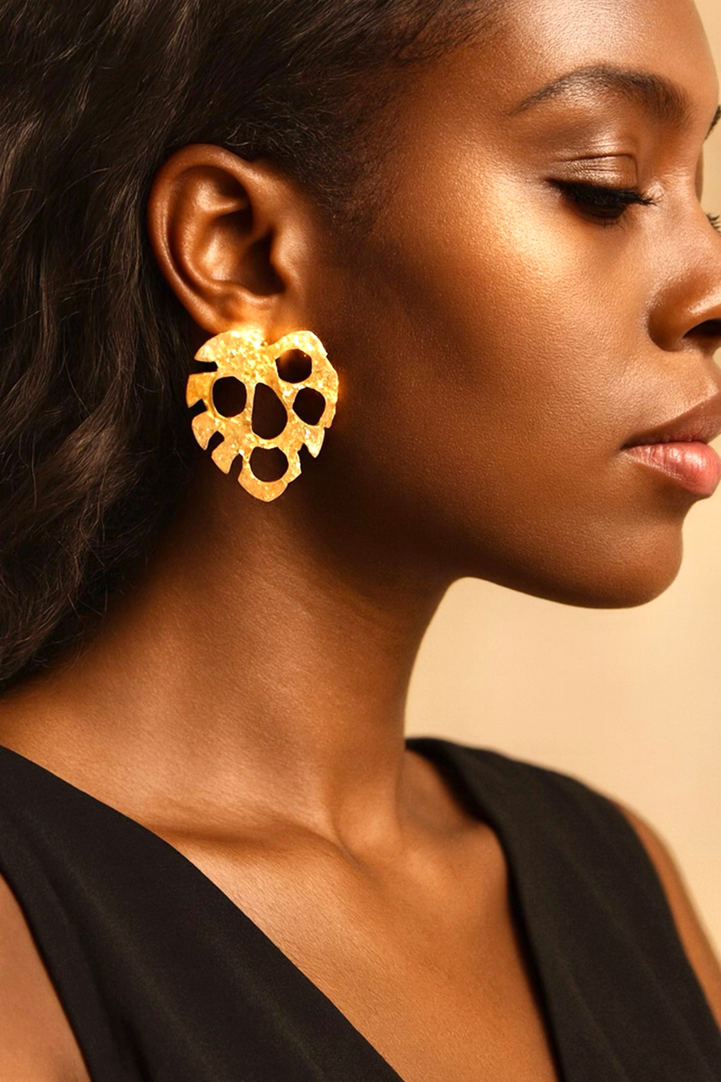 Boucles d’oreilles KORA – Feuille sculptée en laiton doré | REMBO by Aria
