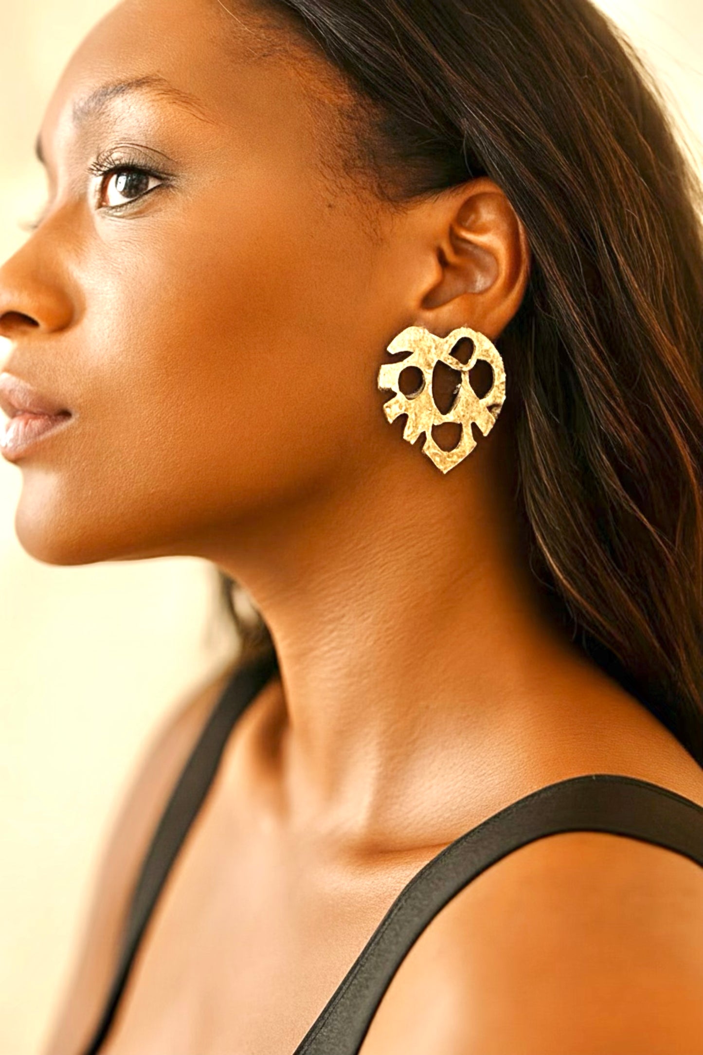 Boucles d’oreilles KORA – Feuille sculptée en laiton doré | REMBO by Aria