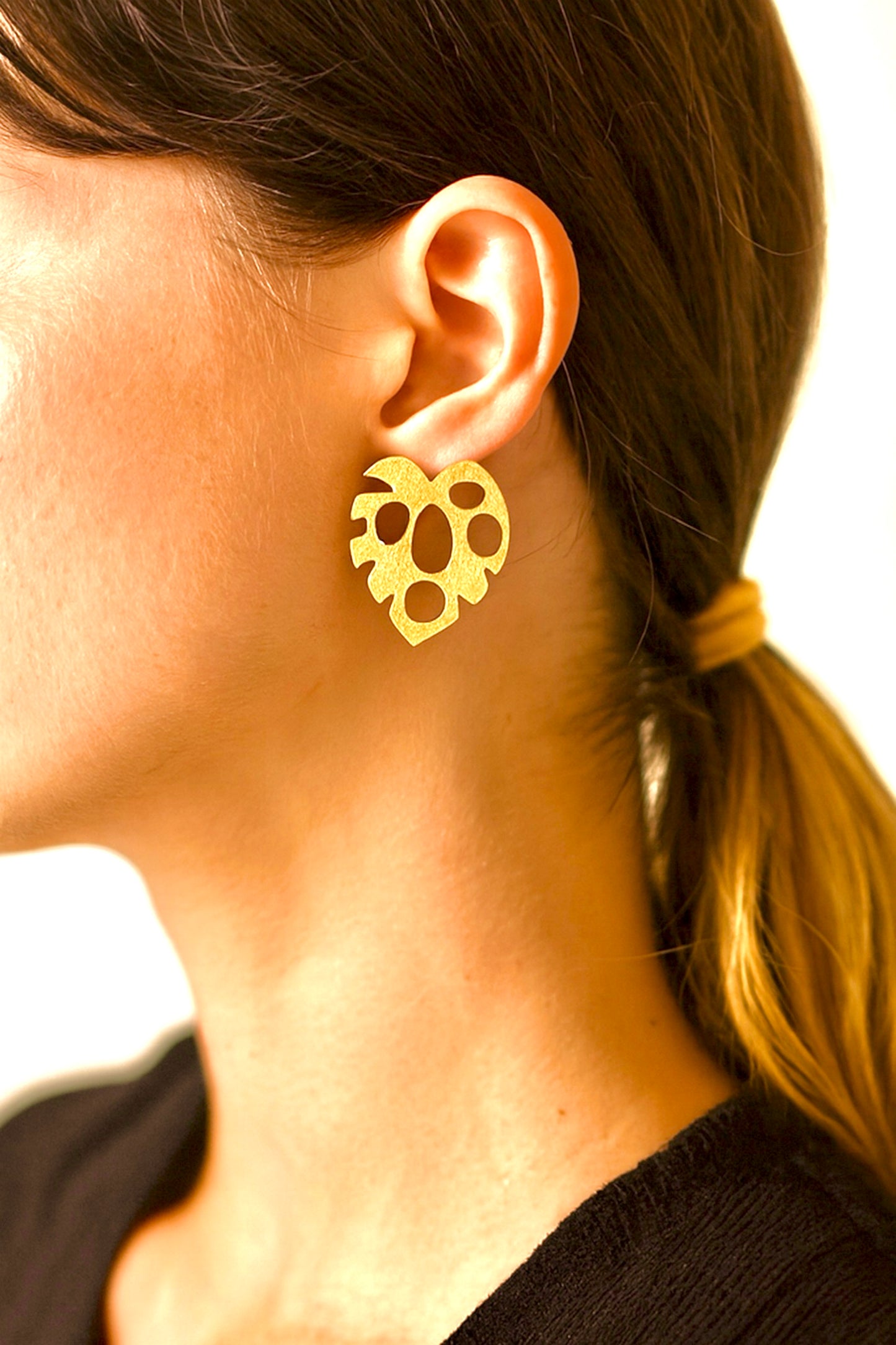 Boucles d’oreilles KORA – Feuille sculptée en laiton doré | REMBO by Aria