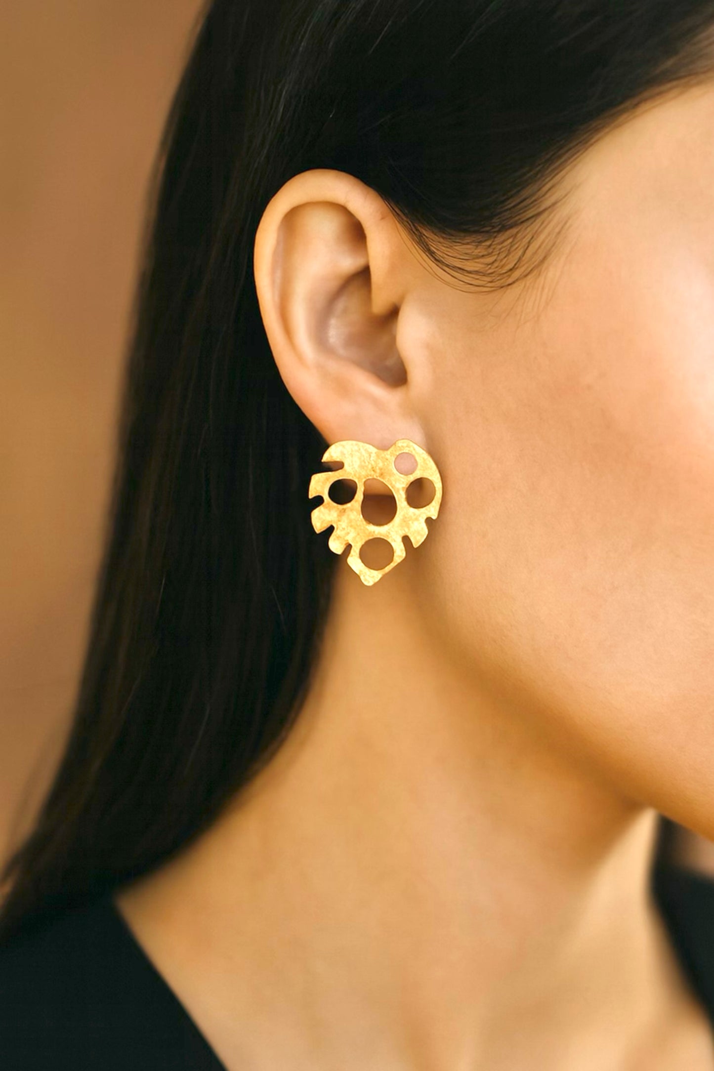 Boucles d’oreilles KORA – Feuille sculptée en laiton doré | REMBO by Aria
