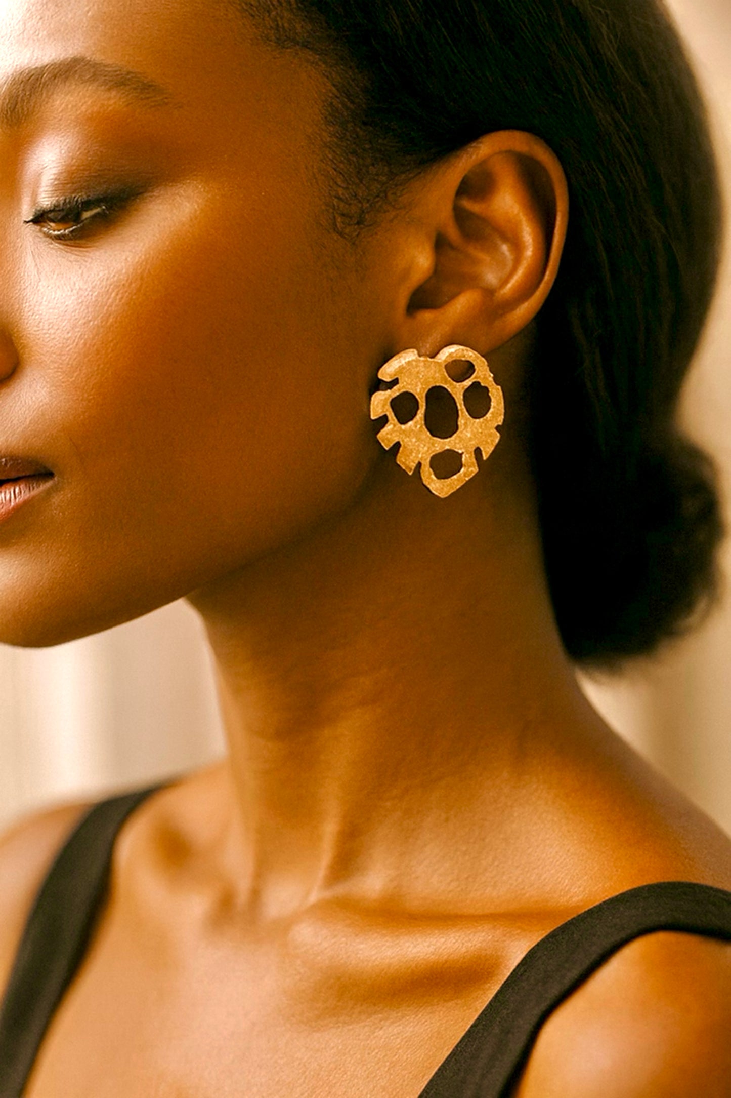Boucles d’oreilles KORA – Feuille sculptée en laiton doré | REMBO by Aria