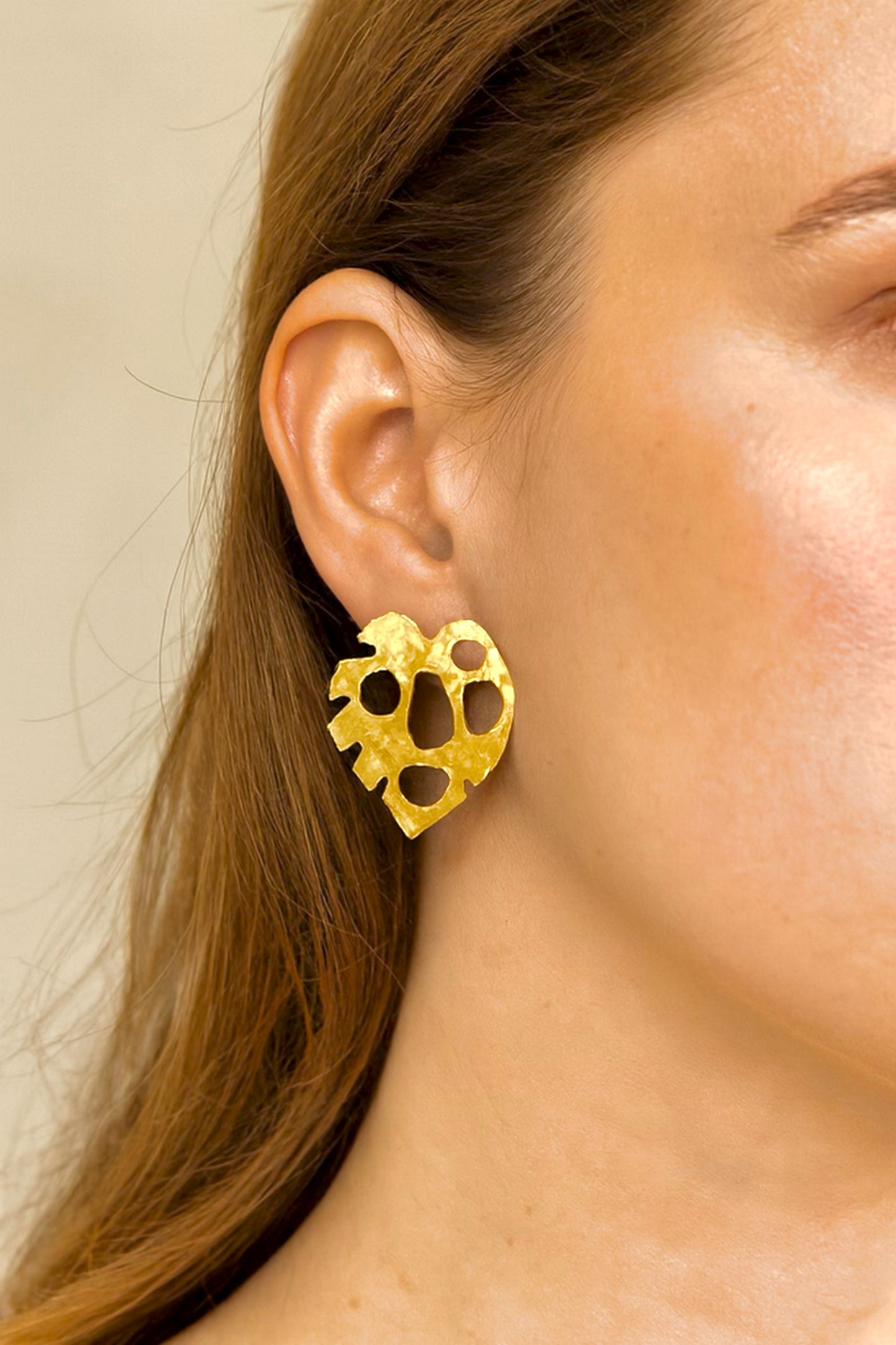 Boucles d’oreilles KORA – Feuille sculptée en laiton doré | REMBO by Aria