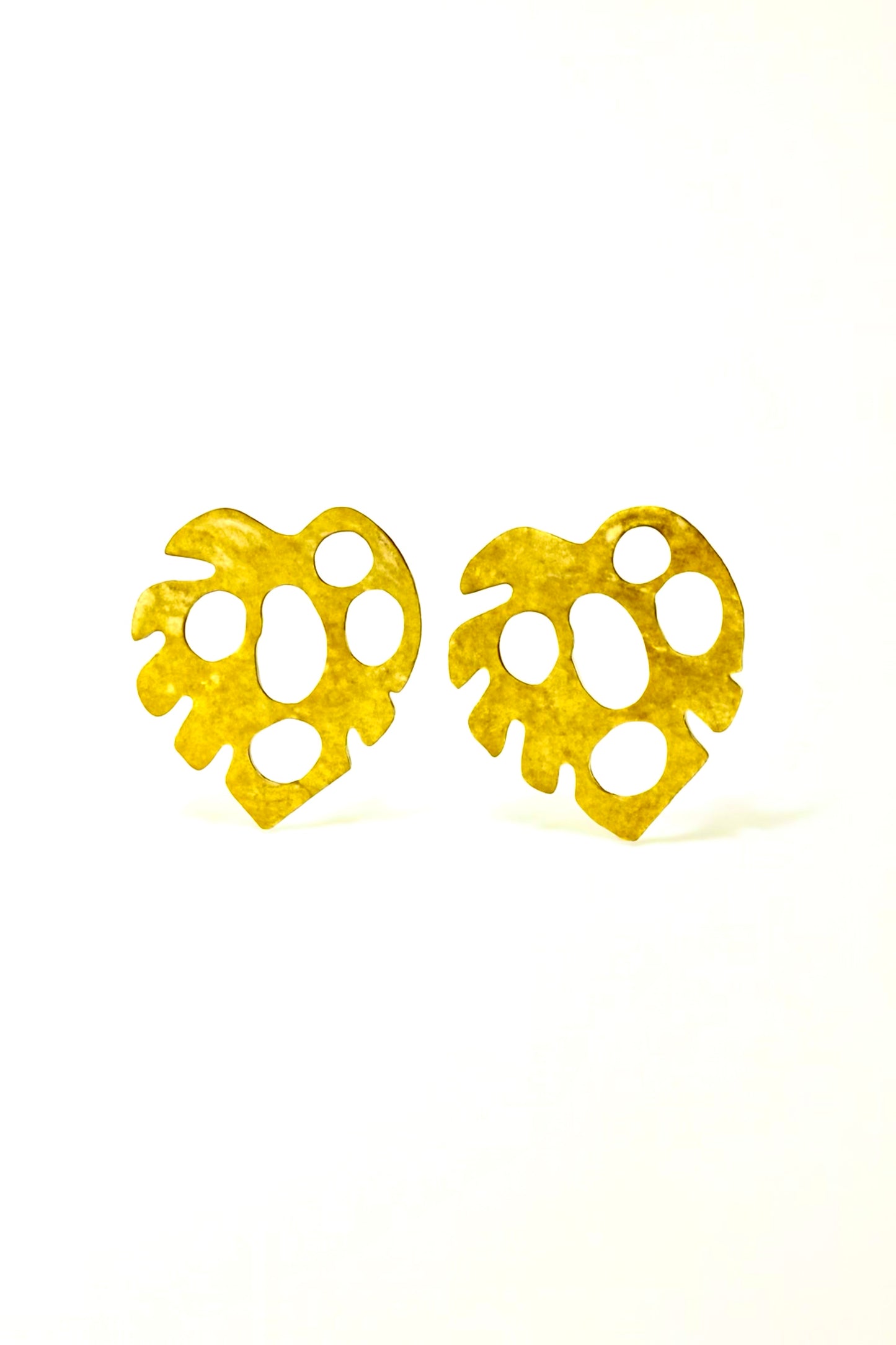 Boucles d’oreilles KORA – Feuille sculptée en laiton doré | REMBO by Aria