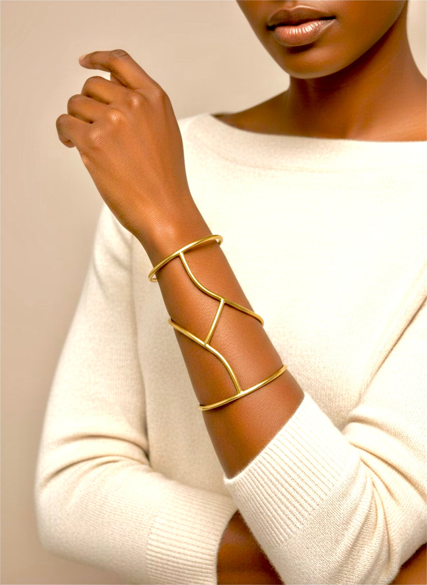 Bracelet DUNIA – Manchette ajourée en laiton doré | REMBO by Aria