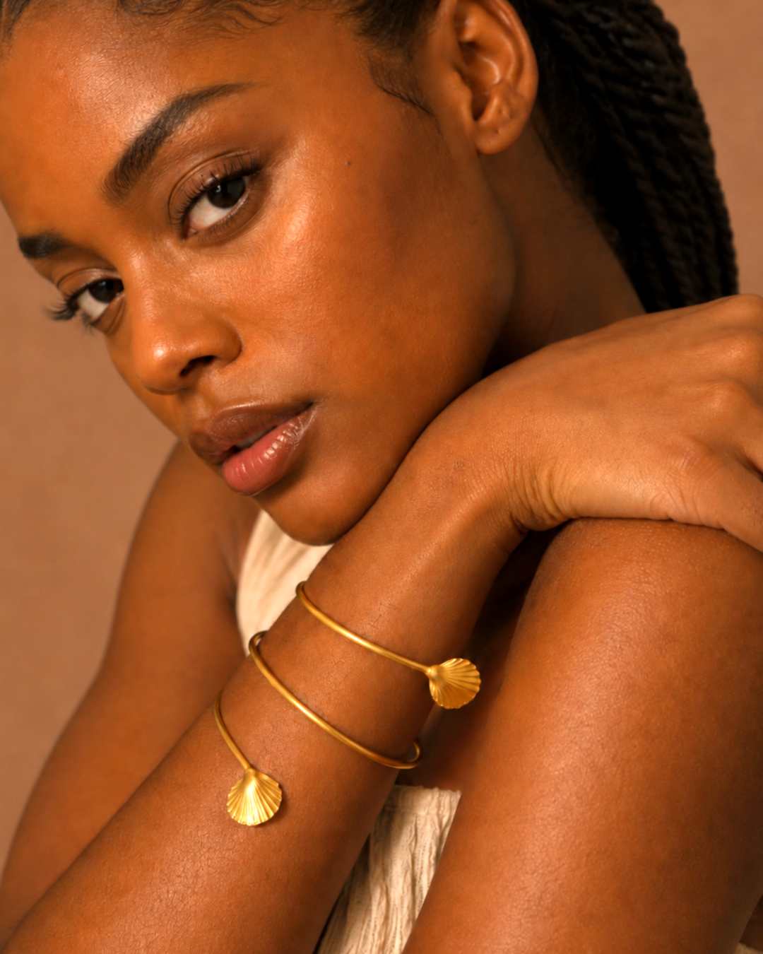Bracelet de bras NAÏA – Bracelet de bras coquillage en bronze doré à l'or | REMBO by Aria