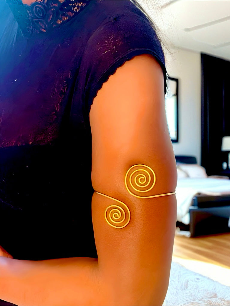 Brassard NALA — Manchette sculpturale en laiton doré