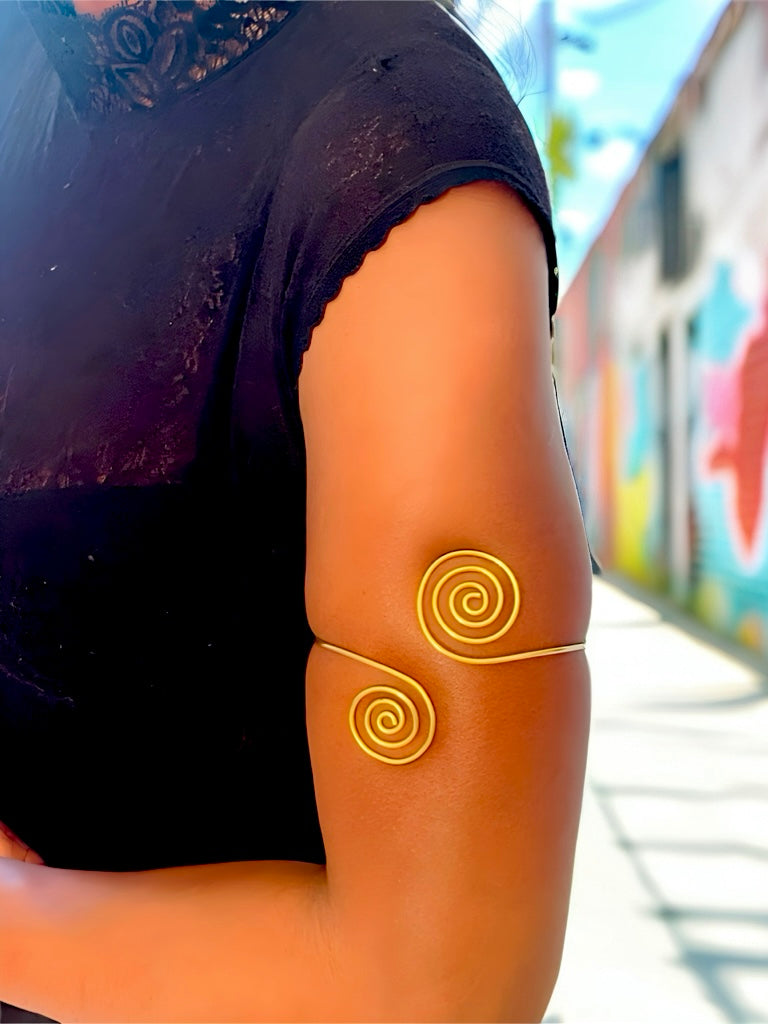 Brassard NALA — Manchette sculpturale en laiton doré