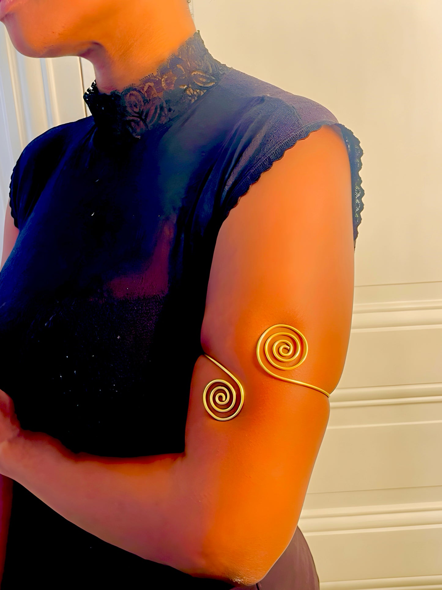 Brassard NALA — Manchette sculpturale en laiton doré