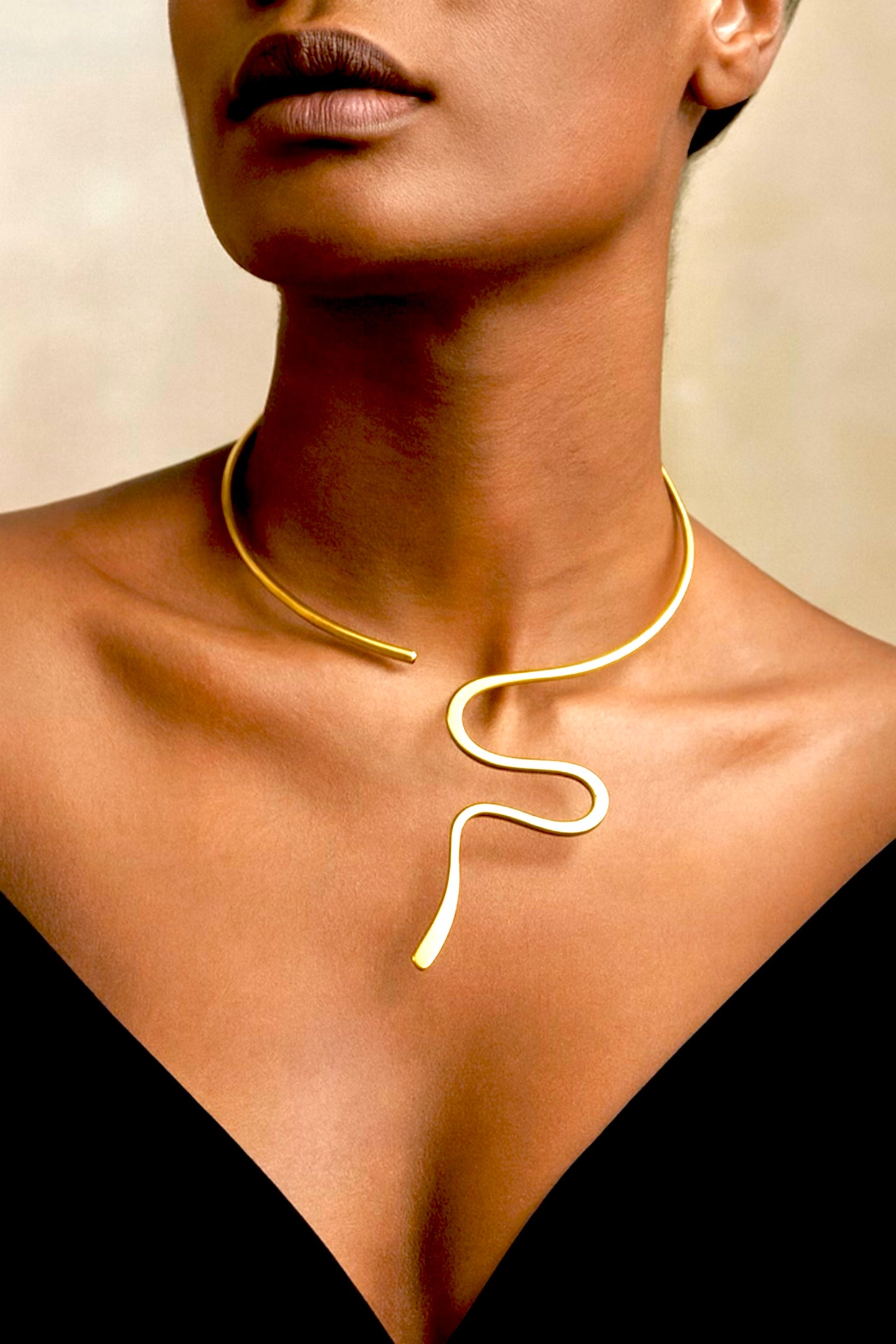 Collier SIRÈNE – Torque doré artisanal en laiton | REMBO by Aria