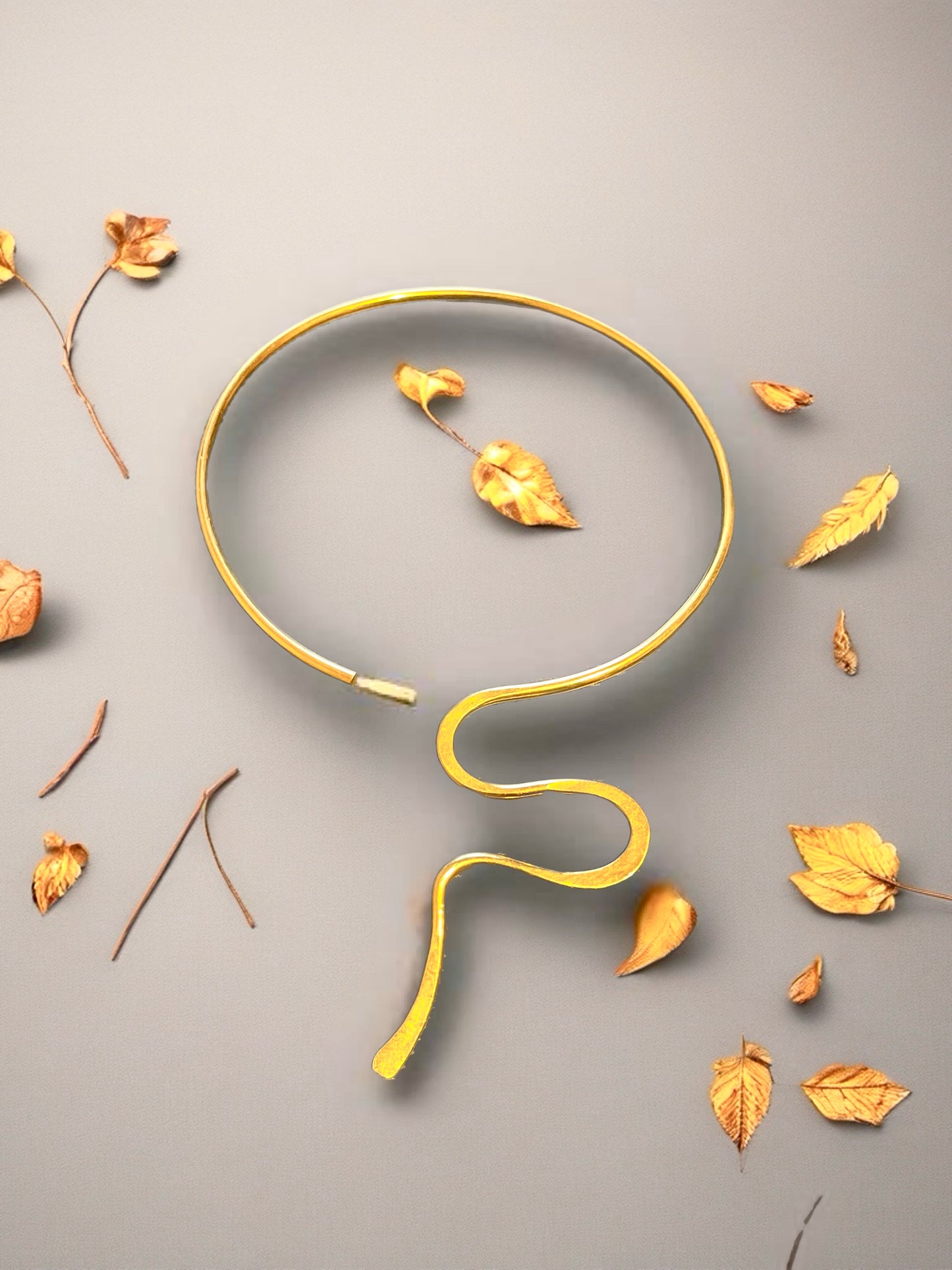 Collier SIRÈNE – Torque doré artisanal en laiton | REMBO by Aria