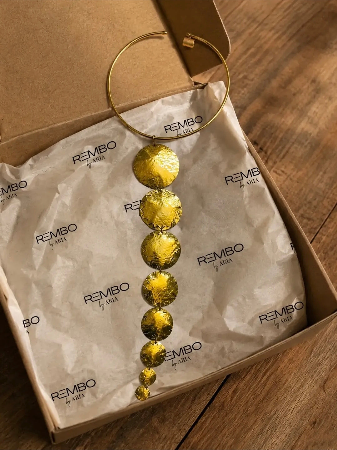 Collier Cravate Multirelief – Collier statement artisanal en laiton doré | REMBO by Aria