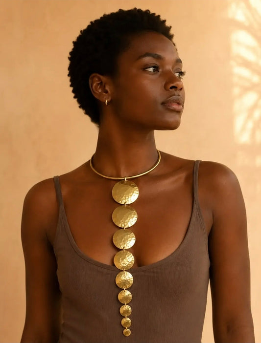Collier Cravate Multirelief – Collier statement artisanal en laiton doré | REMBO by Aria