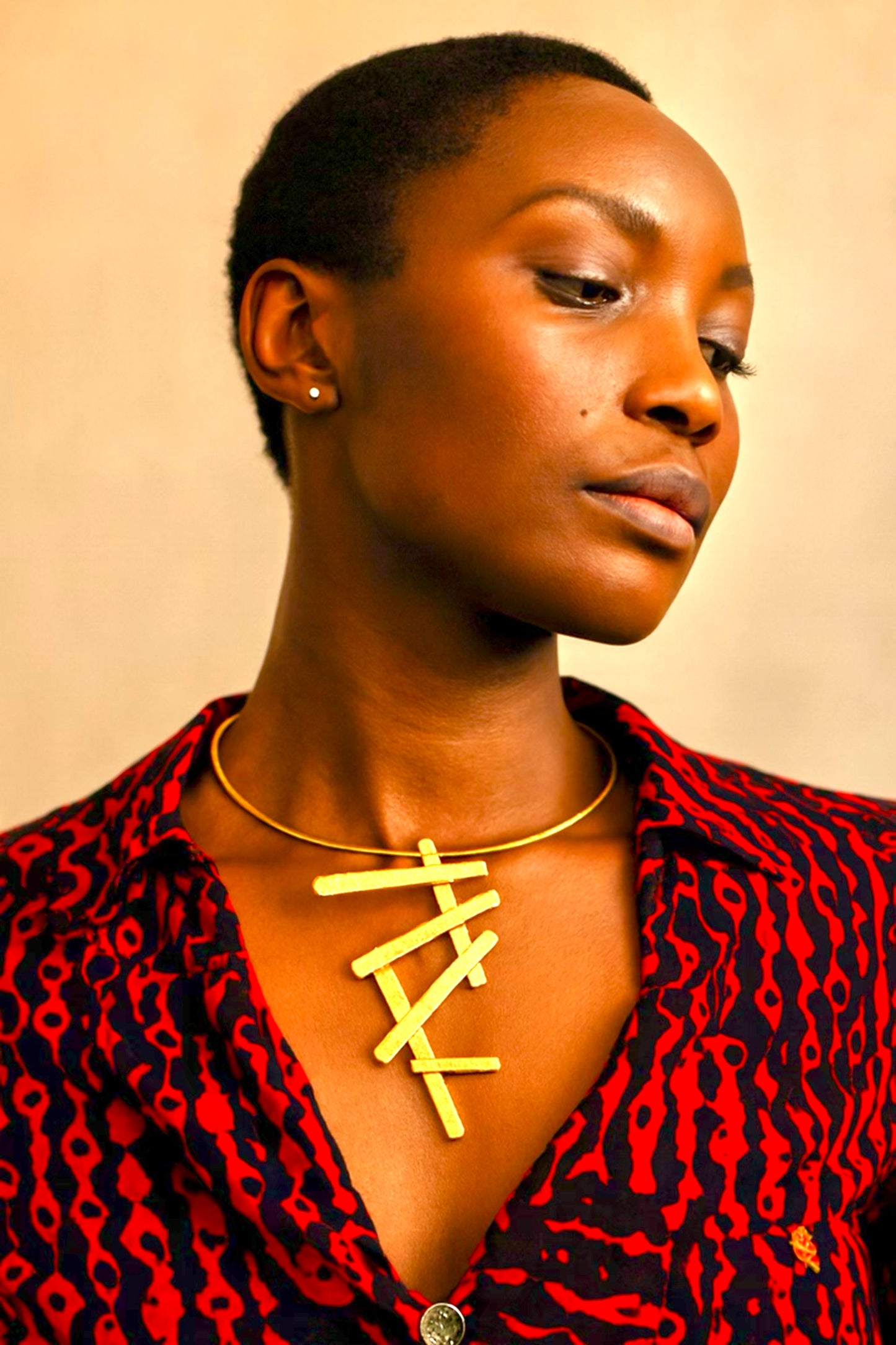 GOLDEN CASCADE – Collier sculptural en laiton doré texturé |  REMBO by ARIA