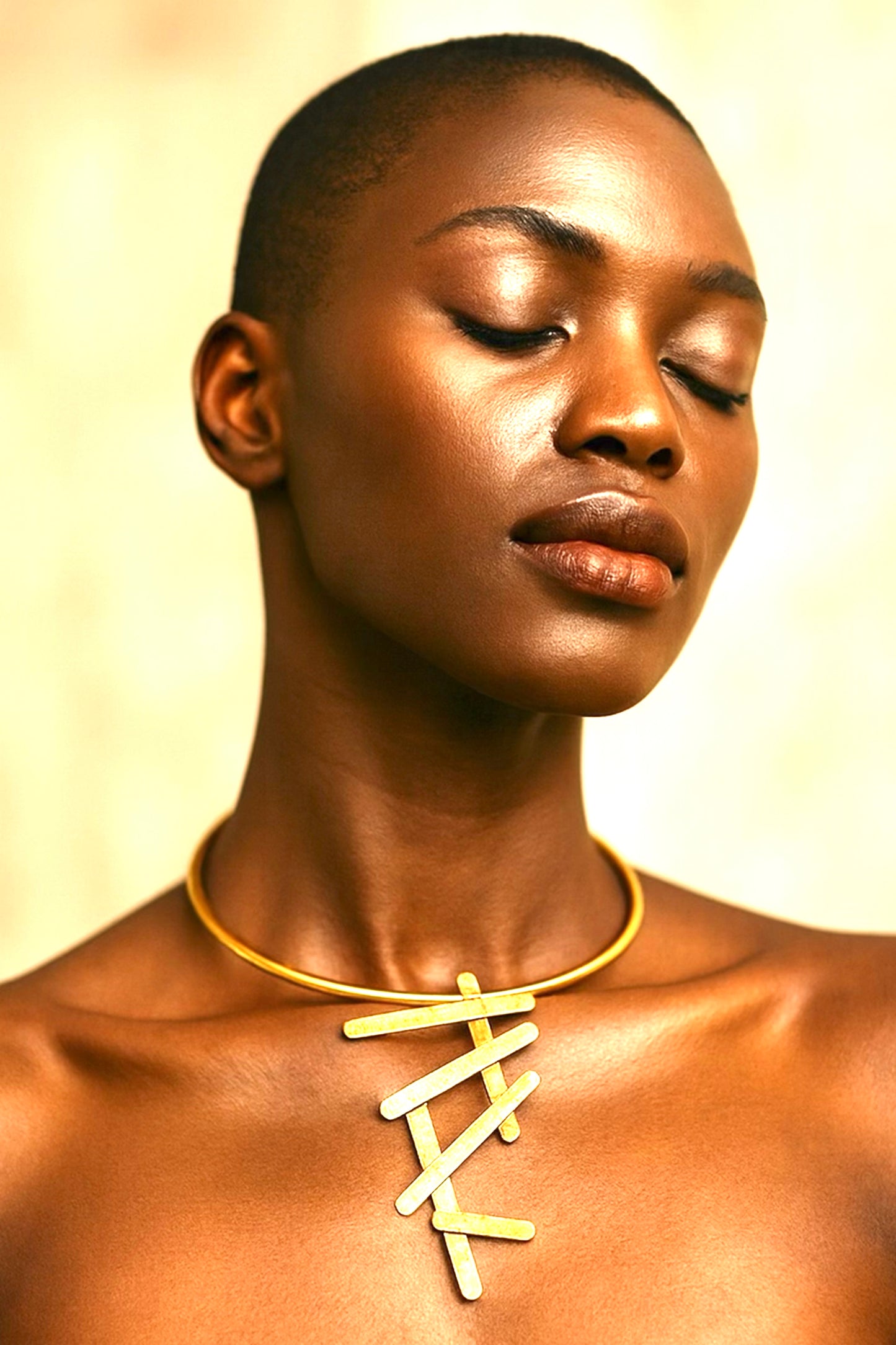 GOLDEN CASCADE – Collier sculptural en laiton doré texturé |  REMBO by ARIA