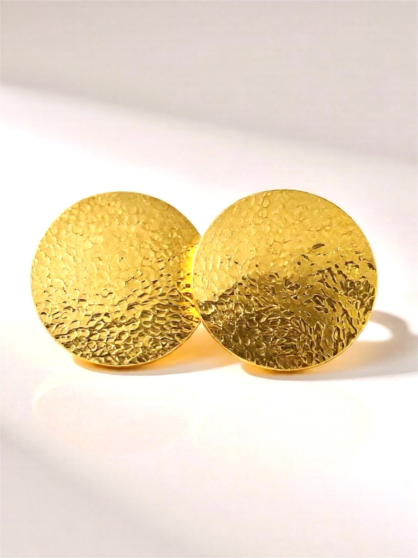Disque d’Or - Boucles d’oreilles rondes dorées en laiton martelé - REMBO by ARIA