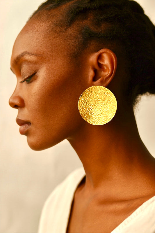Disque d’Or - Boucles d’oreilles rondes dorées en laiton martelé - REMBO by ARIA